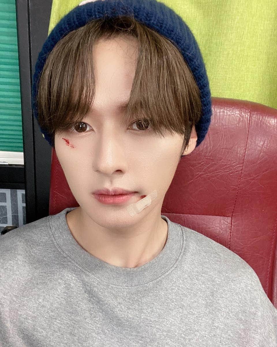 Stray Kidsさんのインスタグラム写真 - (Stray KidsInstagram)「와우 비미셀카 끝😶😶😶😶😶😶 #리노는기여어 #분장차 #차멈춰있음😶」10月20日 19時56分 - realstraykids