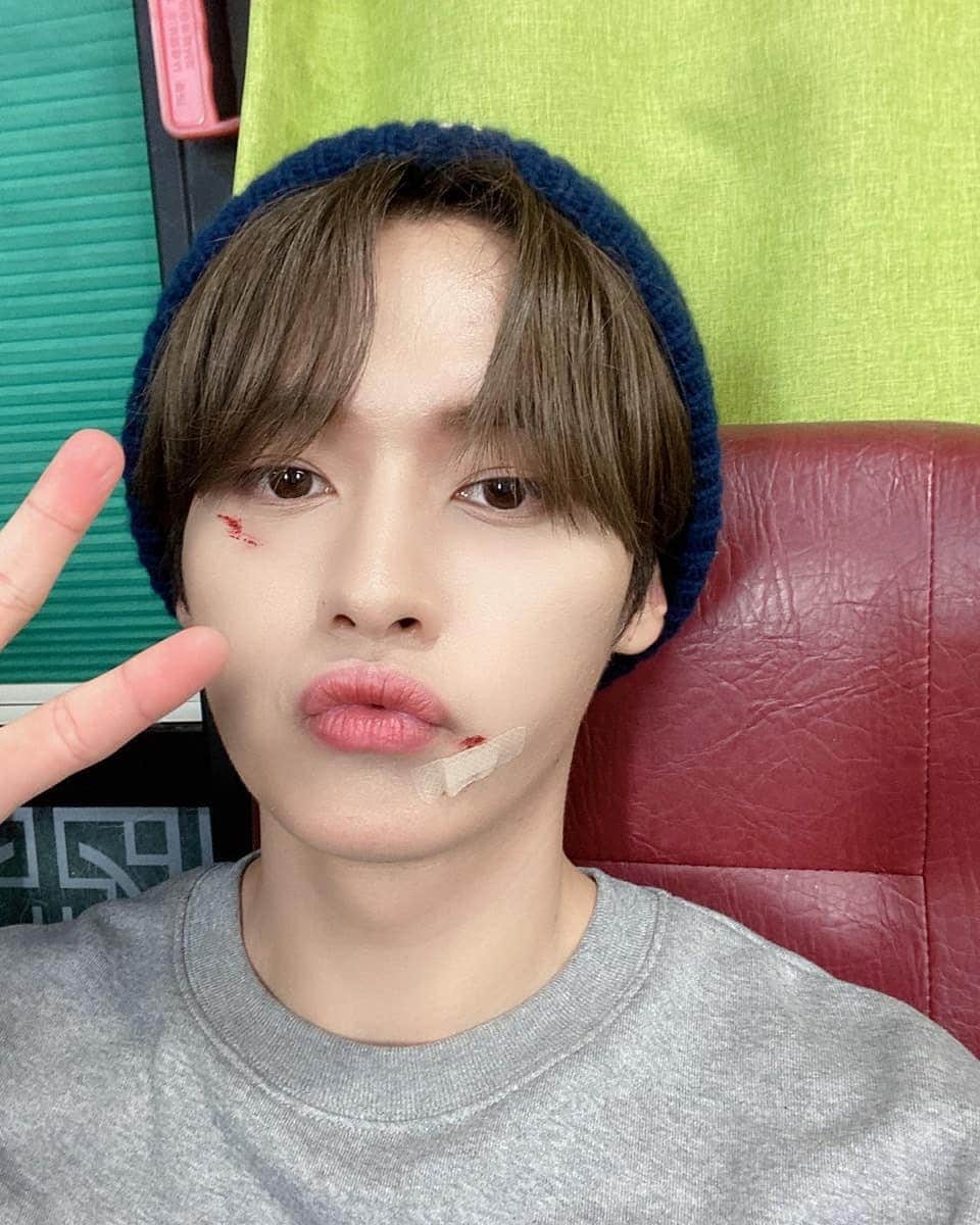 Stray Kidsさんのインスタグラム写真 - (Stray KidsInstagram)「와우 비미셀카 끝😶😶😶😶😶😶 #리노는기여어 #분장차 #차멈춰있음😶」10月20日 19時56分 - realstraykids