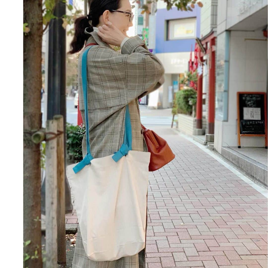 とよた真帆さんのインスタグラム写真 - (とよた真帆Instagram)「すっかり秋めいてきましたね〜 街を歩くのも心地よい気候。  打ち合わせから打ち合わせへ、、  最近はスーパーでの買い物で ビニール袋を貰わない場合、 マイ買い物バッグ、エコバッグが大活躍しますが  @mio.matsui  #松井美緒 ちゃんが作った #エコバッグ が大活躍。 @mix_and_mingle   写真2枚目 紐の部分の色が選べるのですが私は最近、妙に水色に惹かれているのでブルーを選びました。  このブルーもちょっと落ち着いた色合いでとっても合わせやすい。  紐の結び方でショルダーになったりトートになったり自分でアレンジできて本当に便利なんですよ〜  小さなバッグと美緒ちゃんエコバッグでよく過ごしています😊✨  3枚目写真 寒い朝にぴったり。友人から 頂いた温かい#スムージー  お湯を入れるだけの簡単飲みもの。 トマト味ですが 豆乳や牛乳を温めて混ぜても美味しそう。  茶色がま口バッグ @motherhouse_official   コート @moussyofficial   スニーカー @balenciaga   #maho  #mahostyle  #fashion  #ecobag  #blue  #ジェイフロンティア  #本日のオススメ」10月20日 19時56分 - maho_toyota