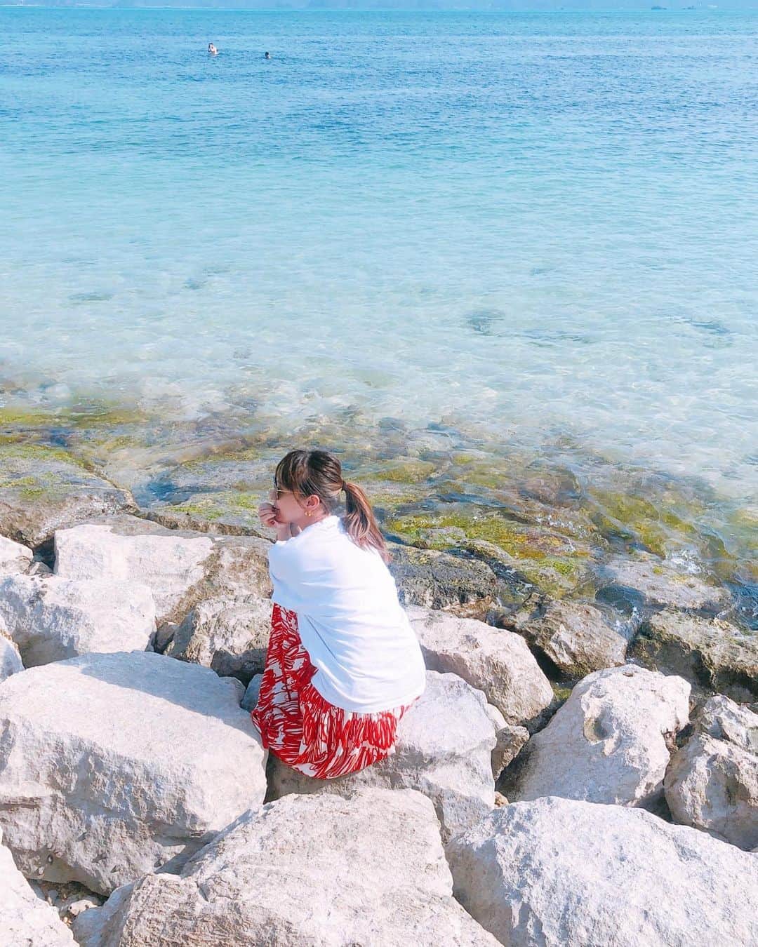 のインスタグラム：「ｂｅａｕｔｉｆｕｌ  なんて美しい海なの✨  東京寒いよって子供たちから連絡が来たよ。寒いの苦手。寒い間は暖かいところにいれたらいいねって真面目に相談w  #love #travel #awesome #sea #blue #sky #beautiful #japan」