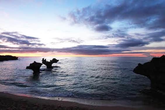 のインスタグラム：「Sunset  ホテルの方がイチオシなサンセット。 古宇利島。 たくさん美しいがあって、ドローン買おうかなって初めて思った。  #sunset #beautiful #beach #love #japan」