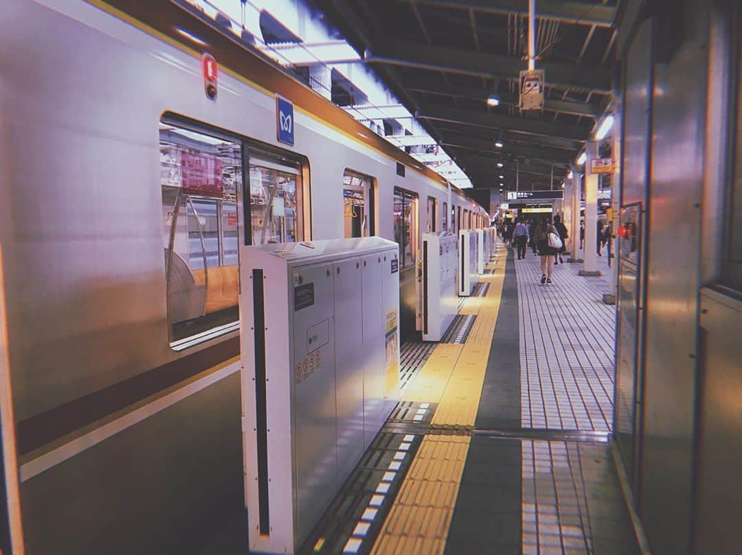 にゃんぞぬデシさんのインスタグラム写真 - (にゃんぞぬデシInstagram)「電車降りたらみんな行進する。 ・ ・ ・ #film #Japan  #photooftheday #photography  #japan #train」10月20日 19時57分 - nyanzonudeshi