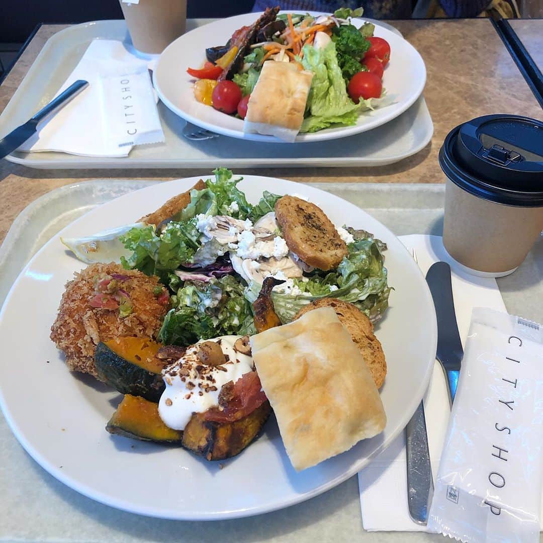 のインスタグラム：「この前ケチってデリ単品で頼んだら数口で食べ終わってぴえんしたので今日はちゃんとセットで頼んだよ」