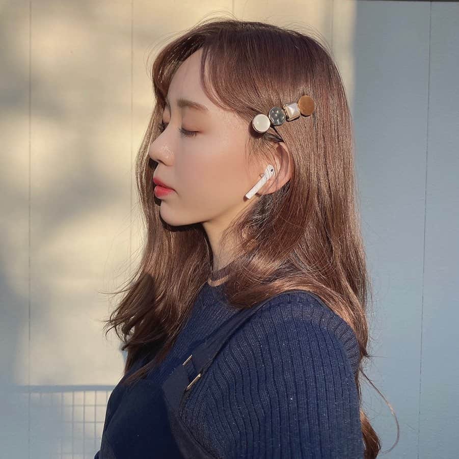 野島樺乃のインスタグラム：「キンモクセイ . . . . . . . #秋服 #秋コーデ #REDYAZEL #ヘアスタイル #ヘアアレンジ #前髪アレンジ #韓国ヘア #ヘアカラー #fashion #ootd #followｍe #follow #AirPods #ヘアピン #秋 #名古屋 #栄」