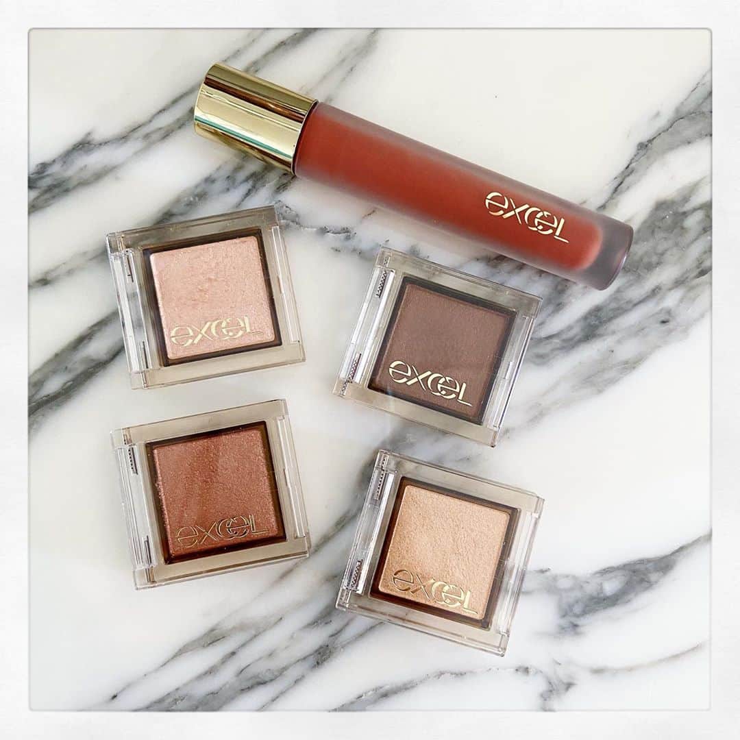 のインスタグラム：「. 今年の秋冬大活躍しそうな新入りコスメ💄💕 . excelのシングルアイシャドウとふわっとなめらか 濃密発色のベルベットリップ☃️❤️ @excelmake のコスメは可愛い上にコスパも良くて 大好き♡大学生の頃からずっと愛用してます🙋🏻‍♀️✨ . #コスメ #秋冬コスメ #リップ #アイシャドウ」