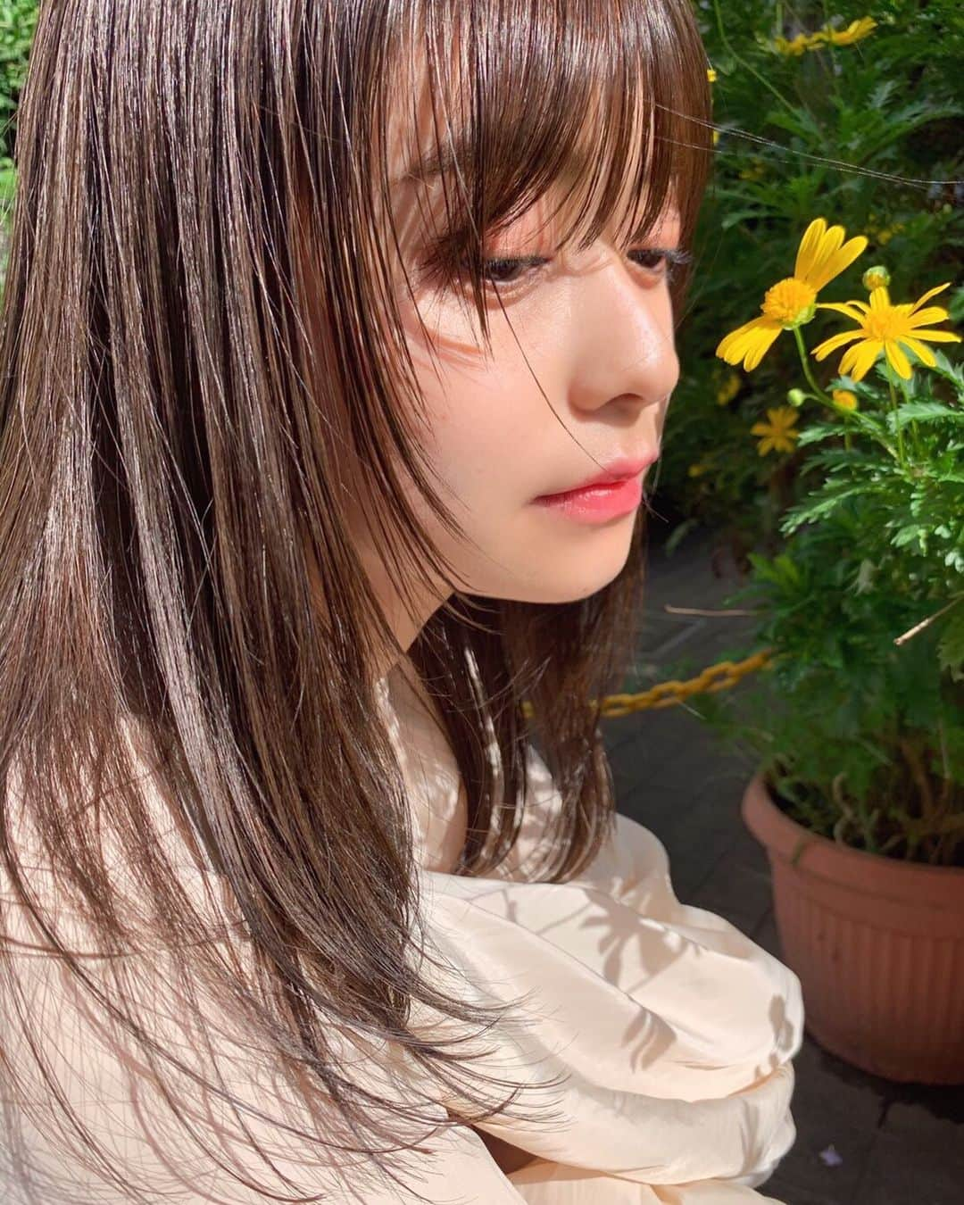 田崎さくらのインスタグラム：「✂︎ hair cut ﻿ ﻿ ﻿ 久しぶりに髪の毛をちょっとだけカット🌾﻿ ﻿ レイヤーを入れてもらって少し﻿ 雰囲気変わったかな💐﻿ ﻿」