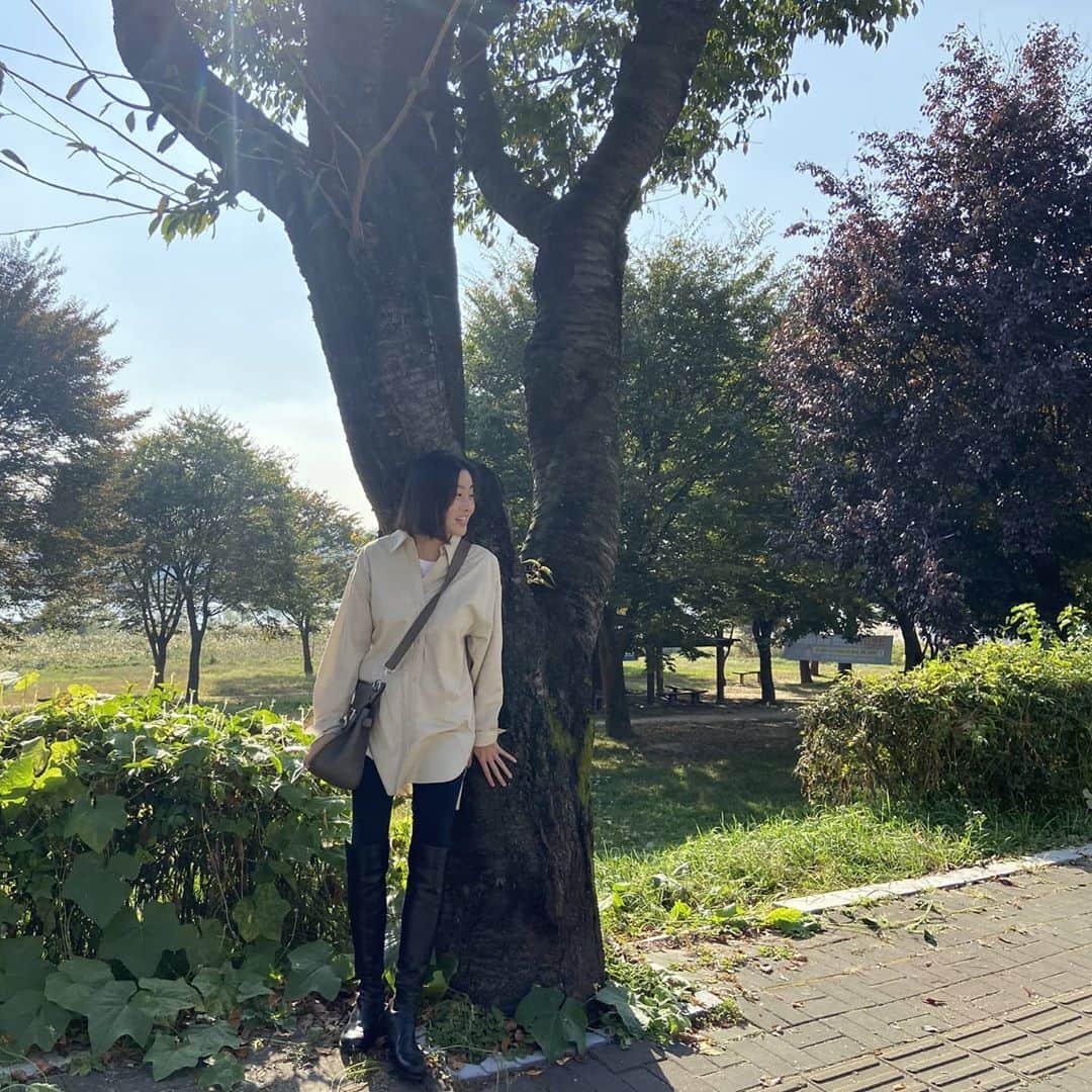 カン・ソラのインスタグラム：「#underthetree #커다란나무아래」