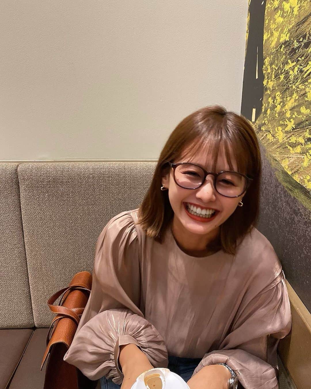 のインスタグラム：「ㅤㅤㅤ こうみると前よりだいぶ歯が引っ込んだな〜 悪かった噛み合わせも治ってきて ちゃんと両側の奥歯で噛めてる✌︎ もうちょっとで終わるのほんまに嬉しい😽 終わったらお餅も食べれるガムも食べれる 堅いものも思う存分たべるぞーーー おばあちゃん👵🏻になるまでこの歯を大切にしよう♡ 急に歯の話。。🦷」