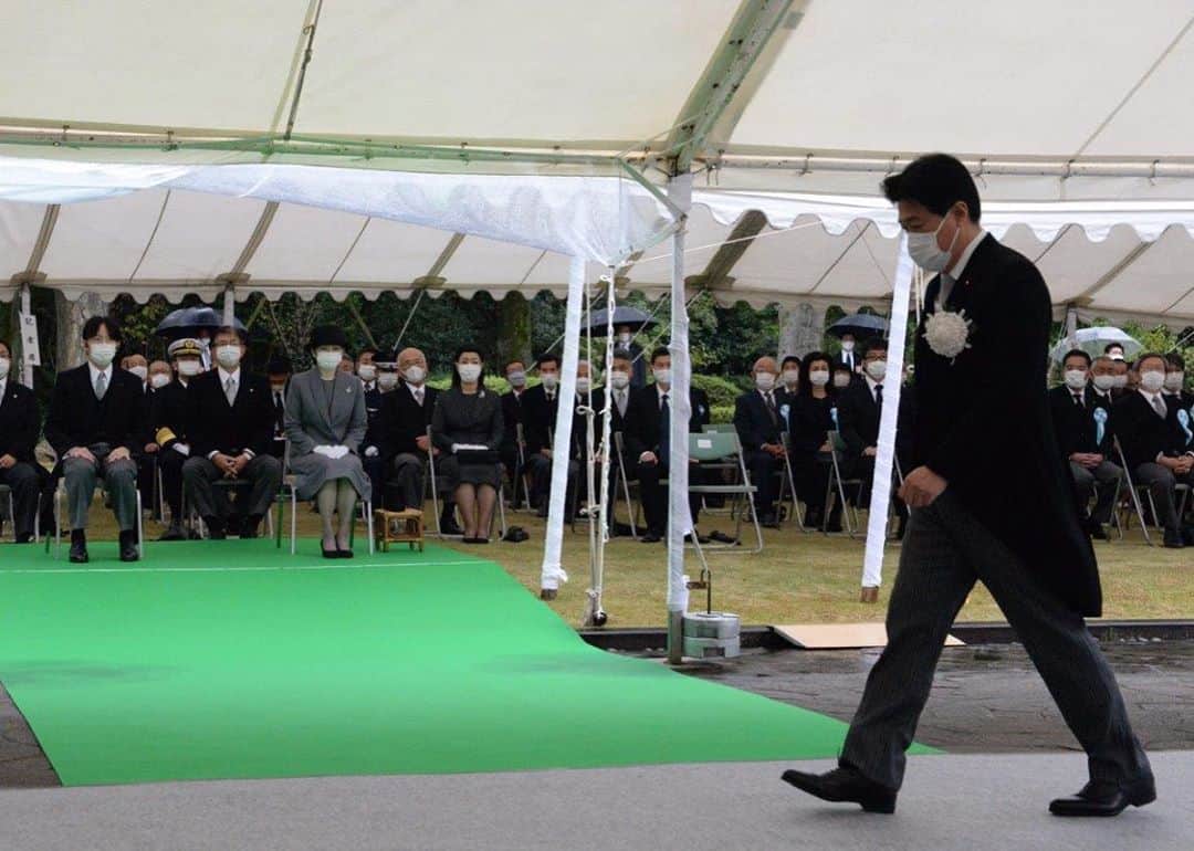 木原稔のインスタグラム：「千鳥ヶ淵戦没者墓苑秋季慰霊祭に総理の代理として参列しました。」