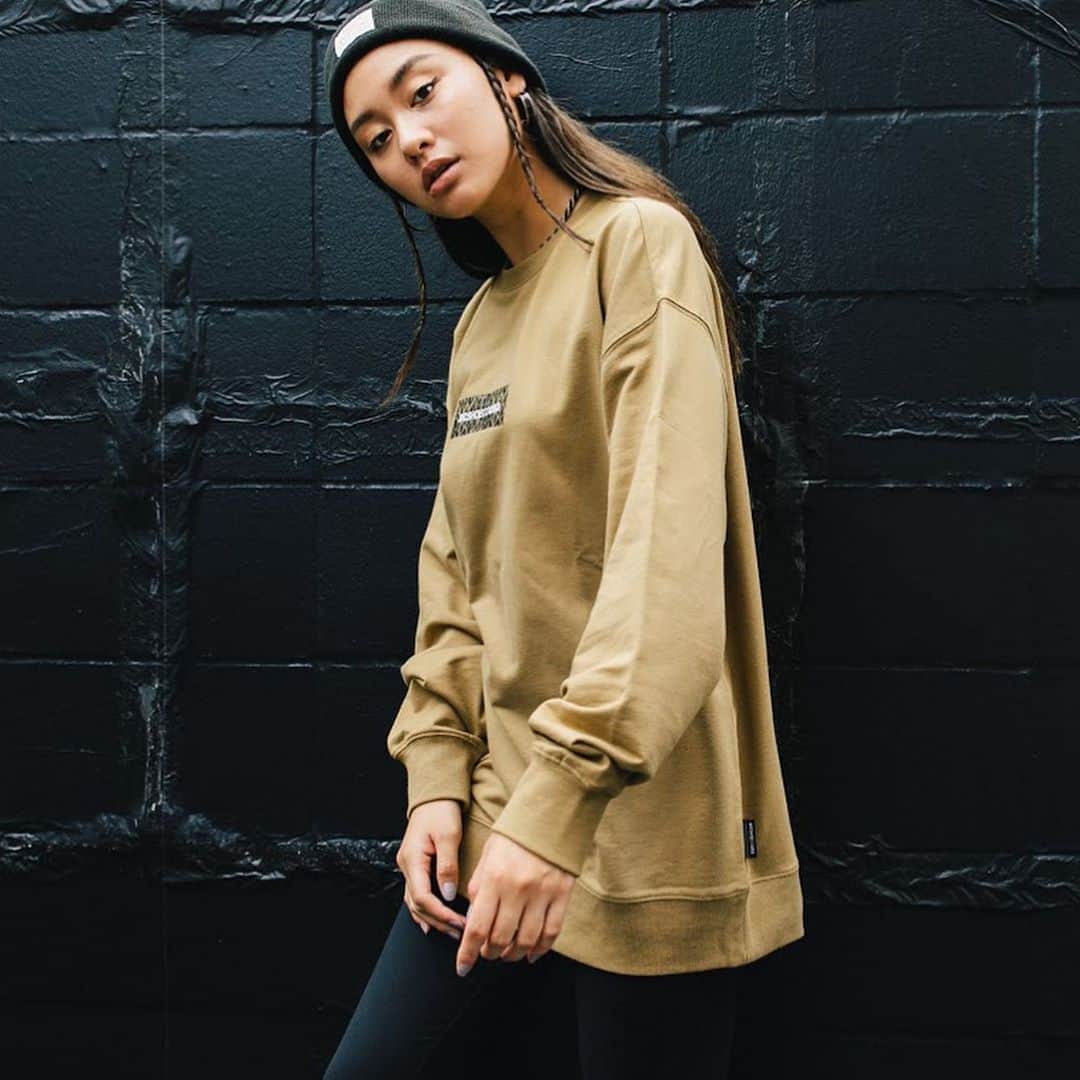 のインスタグラム：「DC SHOES 2020FALL  気取らずにサラッと羽織ったロングリーブシャツにタイトなレギンスを合わせたストリート×スポーツスタイル。抜け感も抜群。  #dcshoes #dc2020fall」