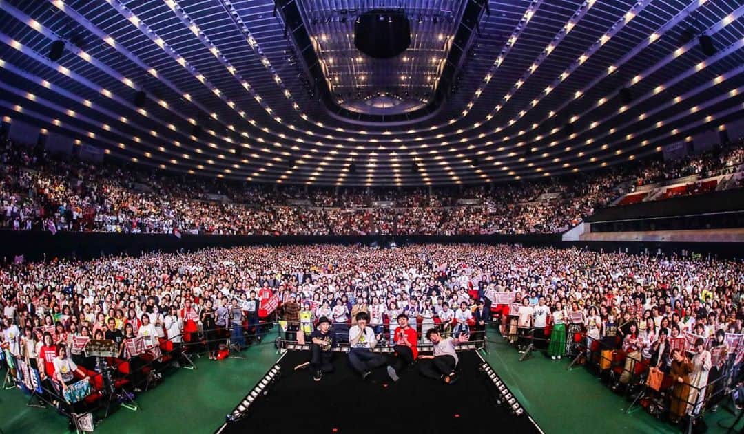 金澤ダイスケのインスタグラム：「思えば一年前の今日が大阪城ホールだったのか。 短いようで、とても長い一年を過ごしているけれど、こんな光景がまた観れるようになればいいなと、願いを込める。」