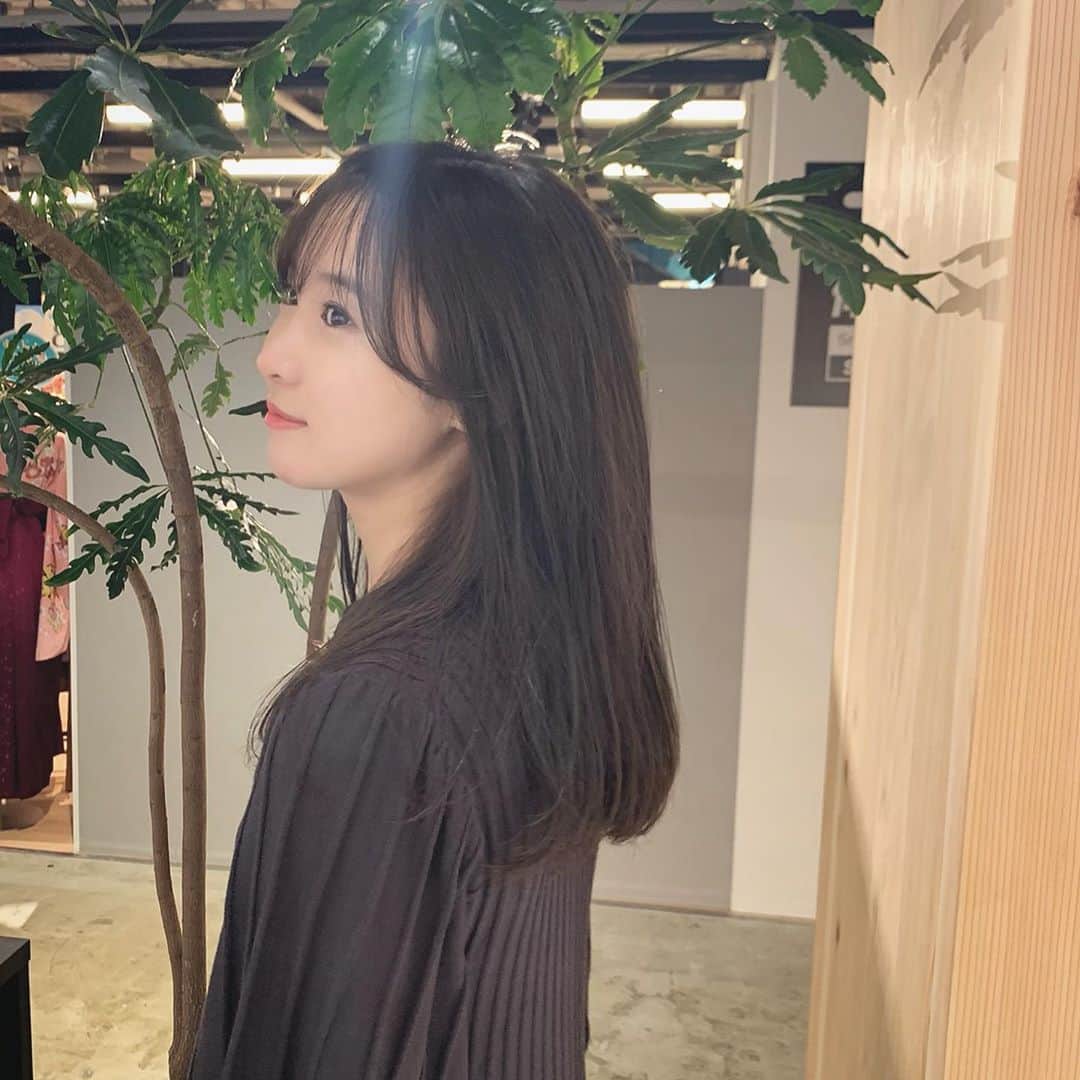 吉田友利恵のインスタグラム：「メンテナンス💇‍♀️ 光に当たると綺麗な透き通る色◡̈ 青をね、入れてるんだって💠 染めたても抜けてきた時も 良い色だねーって褒めてもらえる色☺️ すっっっっごくお気に入り！ 今回もありがとうゆーほー💫 #ヘアメンテナンス #ヘアカラー」