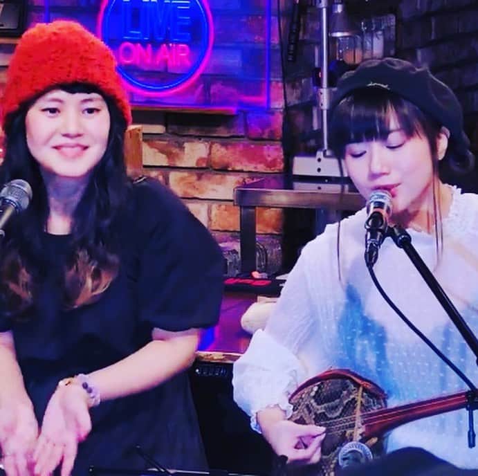 辻香織さんのインスタグラム写真 - (辻香織Instagram)「今回の配信番組、Caoli Cafeも 楽しかった^ - ^ 見てくださったみなさま、 ありがとうございました。 ゲストの石嶺聡子さんと 沖縄の民謡　安里屋ユンタを歌いました。久しぶりに三線を弾き、 沖縄にでいじ行きたくなったさあ。  #辻香織 #石嶺聡子 #高円寺三角地帯  #Caoil Cafe #次回は11/7(土) #ゲストは #なぎら健壱  さんです！」10月20日 20時07分 - tsujicaoli