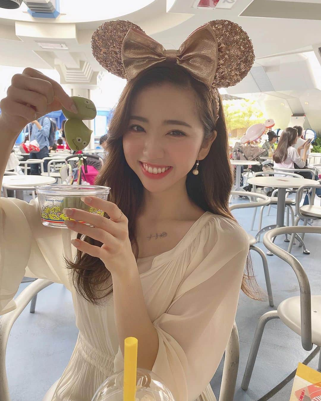 濵松里緒菜さんのインスタグラム写真 - (濵松里緒菜Instagram)「リトルグリーンメン💚💚💚﻿ ﻿ ﻿ ジャグアタトゥーもかわいい🌼﻿ #2週間で消えるタトゥー﻿ #jaguatattoo #temporarytattoo﻿ ﻿ ﻿ #disneyland #disneysea #disney ﻿ #littlegreenmen﻿ #white #fashion #ootd﻿ #ディズニー #ディズニーランド﻿ #ファッション #ホワイトコーデ」10月20日 20時12分 - riona_hamamatsu