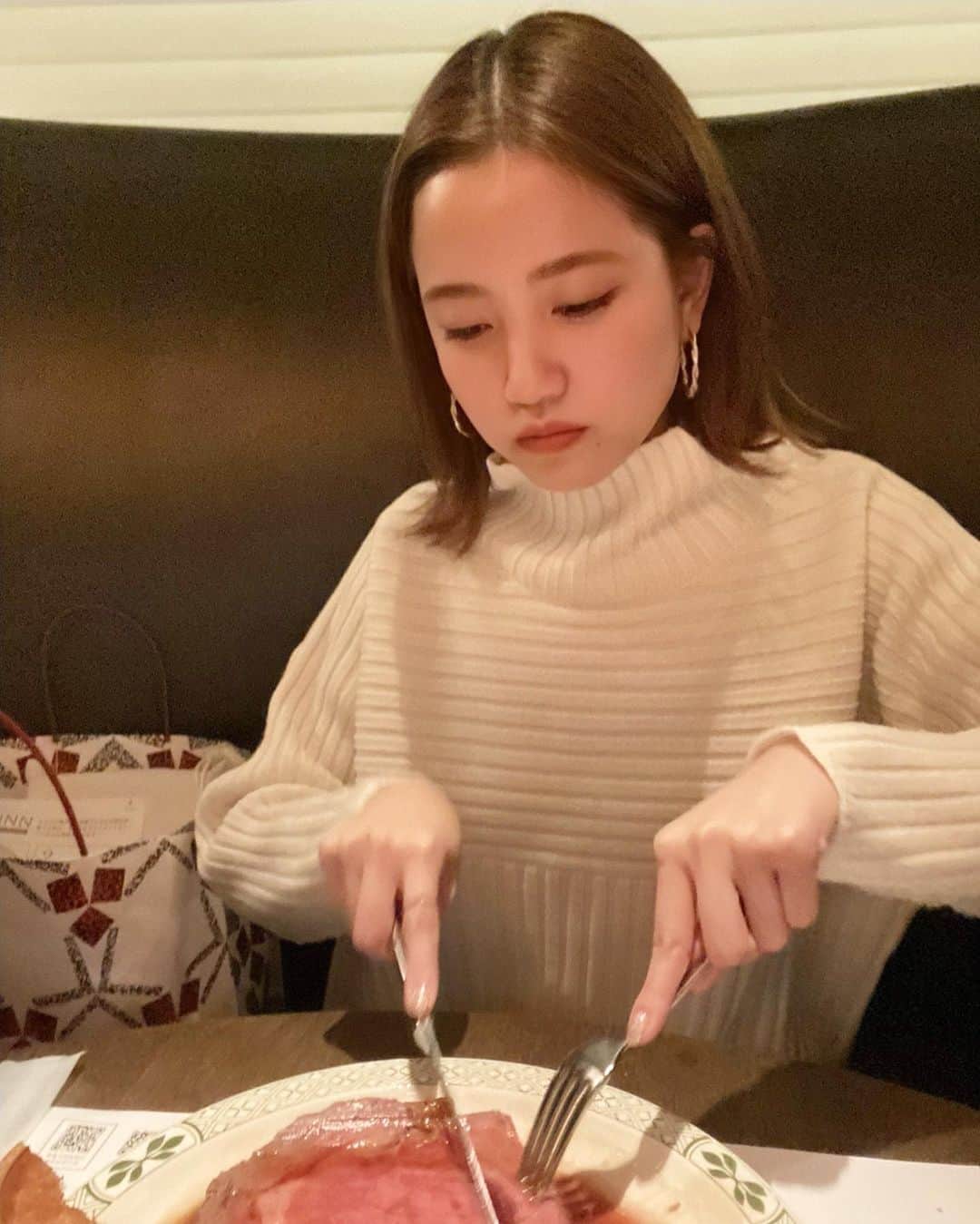 加藤玲奈のインスタグラム：「お肉を切ってるちゃんれなさん🍴🥩 めっちゃ真剣🙂美味しかったなぁー🤤」