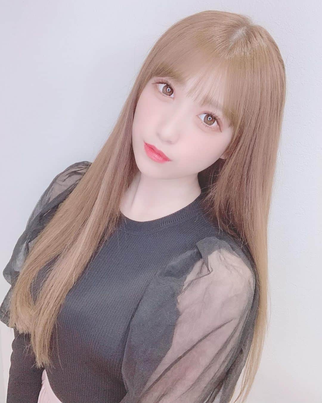 田口未彩のインスタグラム：「❤︎  カラーとトリートメントしてもらってきました🐇  髪の毛とぅるとぅるなったよ〜！  ありがとうございました❤︎ ( @naokinb2 )  #ヘアカラー　#ブラウンカラー　#トップス　#グレイル　#グレイルコーデ　#シースルートップス #ブラックコーデ　#ストレートヘア　#ヘアアレンジ　#メイク　#秋メイク　#grl #grlコーデ」