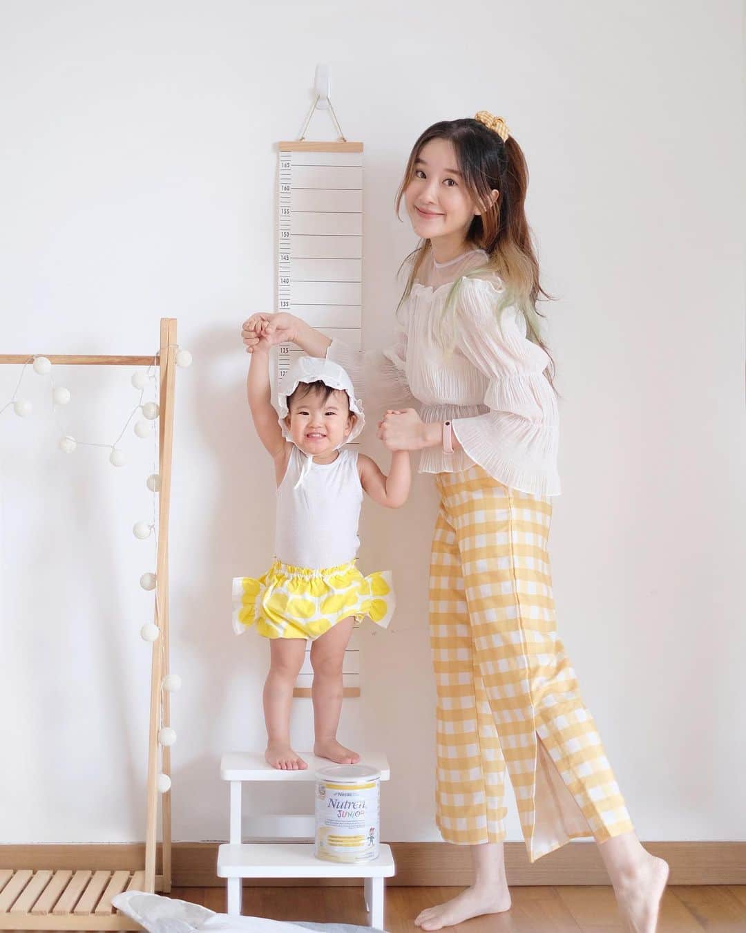 ジェシカ・ヤマダのインスタグラム：「Dari ngebut naik tangga sampai berenang nyebur sendiri, Arwen dan Arya di usia 1,5 tahun pada dasarnya emang cukup berani sih, kadang terlalu nekad malah, bikin jantung mamma mau copot rasanya. 😱 Tapi apakah Arwen-Arya dari dulu udah seberani itu? Hmm, ga juga lho. Yuk mampir ke blog buat baca ceritanya (mamma bongkar aib @jessbebes) 😝:⁣ ✨ bit.ly/fearVSlove (click link on bio) ✨⁣ ⁣ Di blog post berjudul 𝐅𝐞𝐚𝐫 𝐕𝐒 𝐋𝐨𝐯𝐞  𝐀 𝐅𝐞𝐰 𝐓𝐢𝐩𝐬 𝐟𝐨𝐫 𝐇𝐚𝐩𝐩𝐲 𝐏𝐚𝐫𝐞𝐧𝐭𝐢𝐧𝐠 ini 👆, aku juga share beberapa tips untuk mengatasi rasa takut anak, yang kebanyakan berupa emotional support. 🥰⁣ ⁣ Kalau secara physical, salah satu yang menurutku paling penting adalah adalah mengawal asupan nutrisi @jessbebes setiap hari agar tumbuh kembang mereka sesuai dengan anjuran dokter dan WHO. Salah satunya adalah dengan mengatur sarapan, makan siang dan makan malam mereka berupa mpasi dengan komposisi lengkap dan seimbang baik makronutrien (karbohidrat, lemak, protein) serta mikronutrien (vitamin dan mineral). Selain itu, aku juga berikan susu yang menunjang pertumbuhan mereka.⁣ ⁣ Harapanku, @jessbebes bukan hanya bertumbuh kembang optimal, tapi juga menjadi pribadi yang kuat dan bahagia menjadi diri mereka sendiri, amiiin! 🙏⁣ ⁣ Moms and Dads yang lagi baca ini, mau kepo dong, sekarang #SiKecilTangguh kalian lagi punya aktivitas seru apa, dan support apa aja yang biasa kalian berikan? 🤔 Ikutan @nestlehealthscience_id Photo & Story Competition yuk buat dapetin hadiah menarik sekaligus sharing tentang ceritamu. 🤗💞⁣ ⁣ #jessbebes #sikeciltangguh」