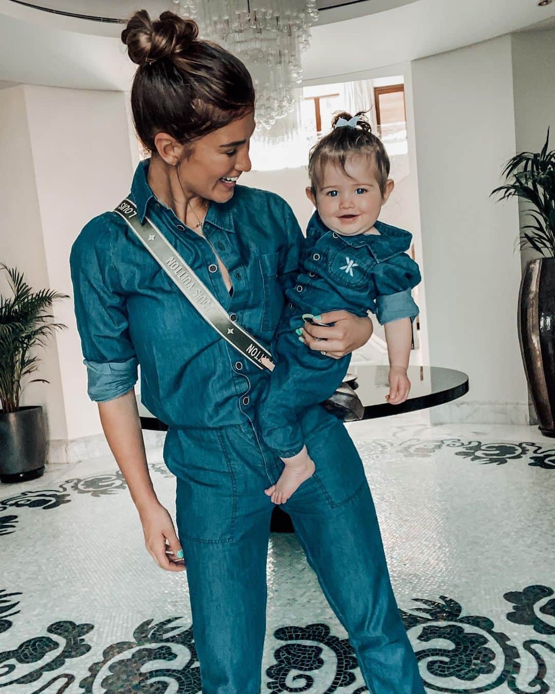 エイミー・ウィラートンのインスタグラム：「#todaylook #doubledenim #twinning @onepiece ❤️」