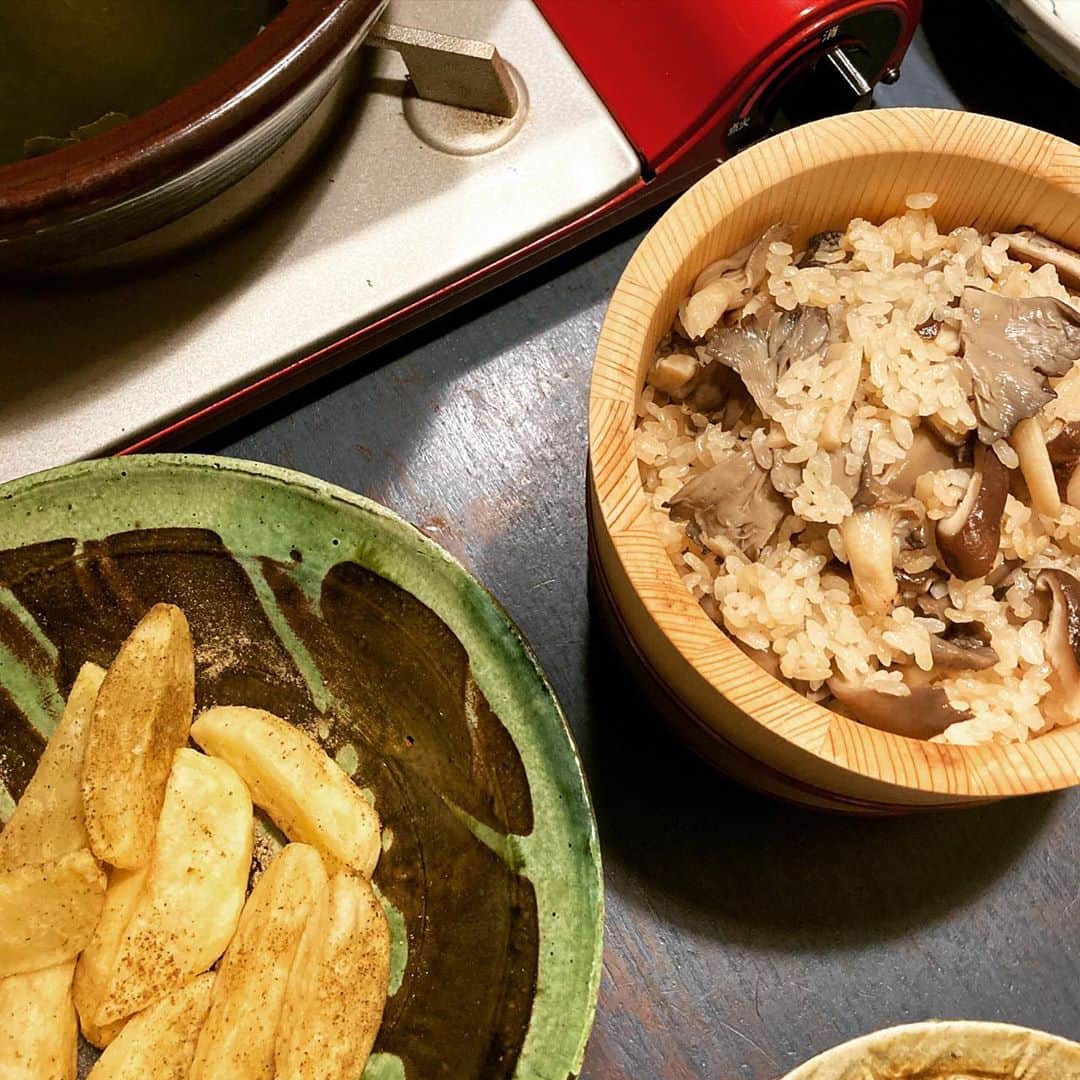 井上荒野のインスタグラム：「突発的なフライドポテト欲につき、鱈ちり、キノコごはん、フライドポテトという妙な献立になってしまった。」