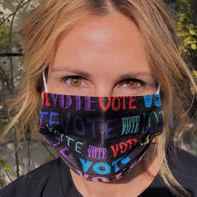 ジュリア・ロバーツのインスタグラム：「V❤️TE! 14 days to Go. #weareinthistogether #wearamask #earlyvoting #letsdothis @whenweallvote ❤️🤍💙」