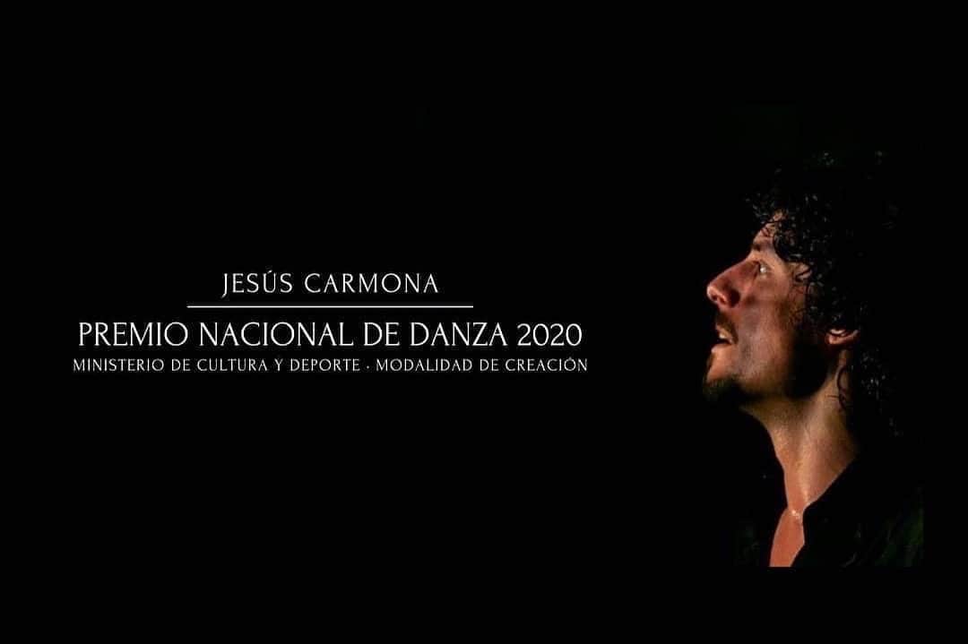 DeFlamenco.comのインスタグラム：「Enhorabuena a  @jesuscarmona_oficial por su Premio Nacional de Danza 2020   ⬇️⬇️⬇️  Posted @withregram • @luciacampillom Hoy siento el recuerdo de cada proyecto más vivo que nunca.Cada día bueno,malo y regular en el estudio creando,las veces que te han cerrado puertas y la alegría cuando te las han abierto,de tus sueños que poco a poco se van cumpliendo por tu incansable trabajo y esfuerzo,tus ilusiones nacidas de tu absoluta humildad y de ese corazón que no podría ser tan auténtico y bello en el escenario sin serlo abajo de el,de todas las personas que a lo largo de estos años te han cogido y te cogen la mano porque creen plenamente en ti y tu universo.Siempre confiamos en el tiempo y el momento, porque sí,y desde luego que sí,todo llega,sin prisa,como a ti te gusta hacer las cosas. Porque no vendes lo que quieres ser a los demás, simple y sencillamente lo eres. Que orgullosa estoy de ti. A seguir persiguiendo estrellas bien agarrado a la tierra. Te quiero...un poco. @jesuscarmona_oficial ✨©️🌙」
