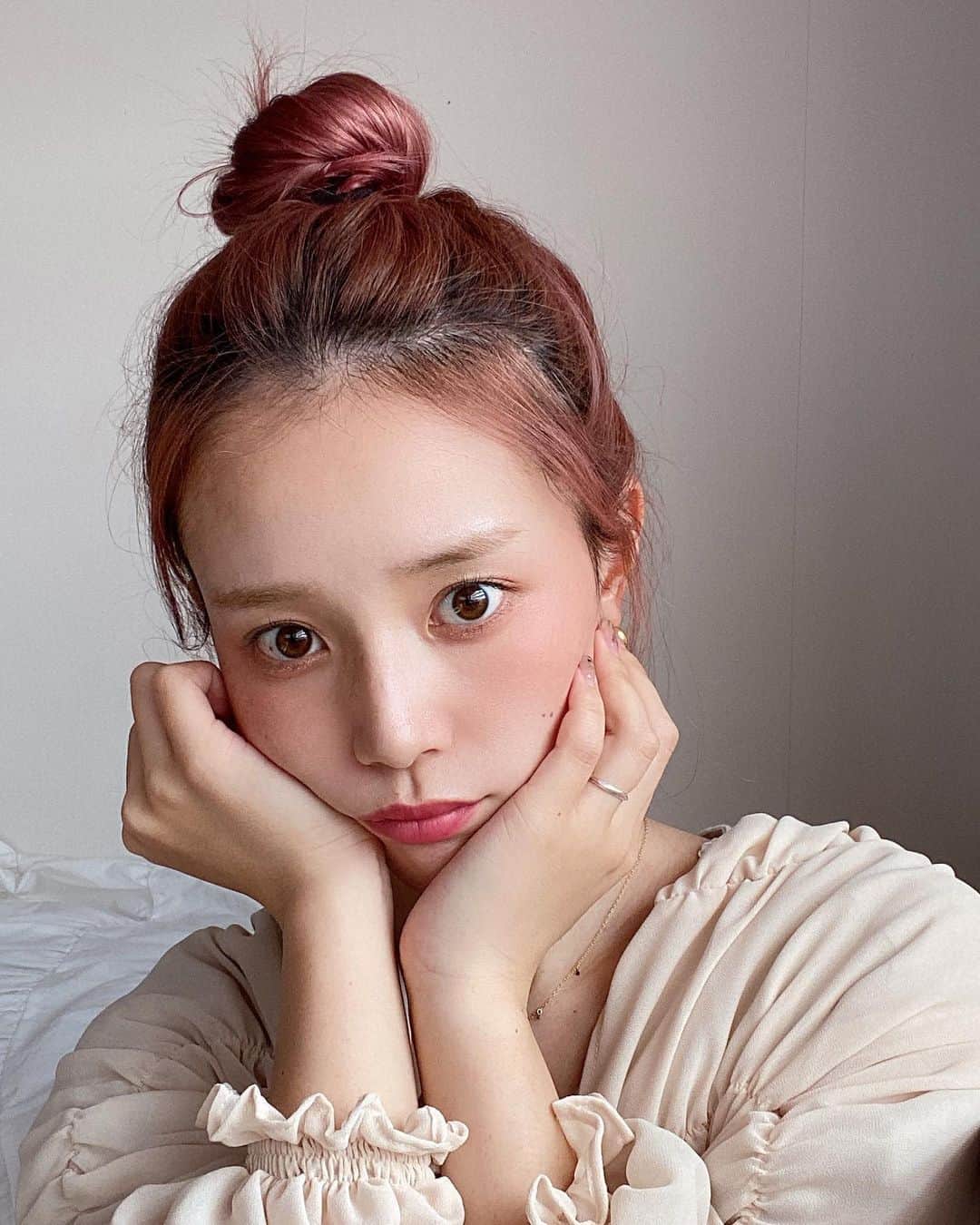 目見田早弥子のインスタグラム：「🍑 pink懐古。 ⠀ 急に寒くなりましたね。 暑い時期に里帰りしたので着る服がない..🌬 娘も持って帰った服の大半が半袖なので いつも同じ服になってしまう😂」