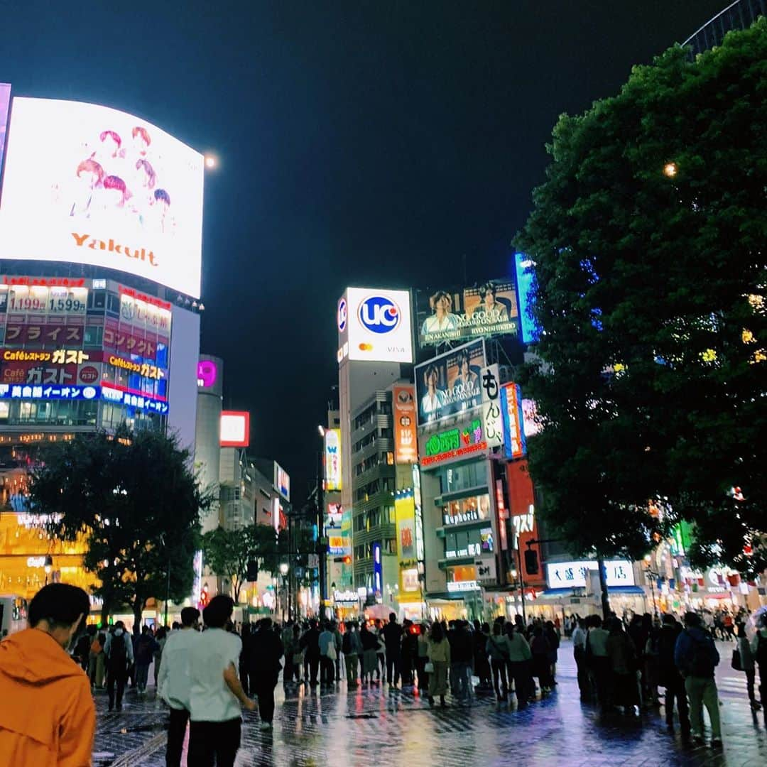 日下このみさんのインスタグラム写真 - (日下このみInstagram)「おTokyo☾  あっという間すぎた、、 毎日踊って移動して 踊って踊って移動して 創って踊って移動して。  こんなに詰め込んでレッスン受けたの 初めてだったけど、、結果、全部楽しくて。  好きなことを好きなだけ 好きなように出来るって 本当に幸せだなぁ。と日々実感しながらの東京生活。  とっても素敵な先生方が沢山いらっしゃって毎日心が動きました。  こんな風に踊れるようになりたい！も もちろんだけど、こんな先生になりたいなぁこんな人になりたいなぁ。って思うと、  なにもかもがまだまだすぎて…  頭と課題と大きなニキビちゃん達を 抱えて、大阪に帰ってきました。  なんだか長々と書いてますが…  ただいま🥱笑」10月20日 20時25分 - konomi_kusaka