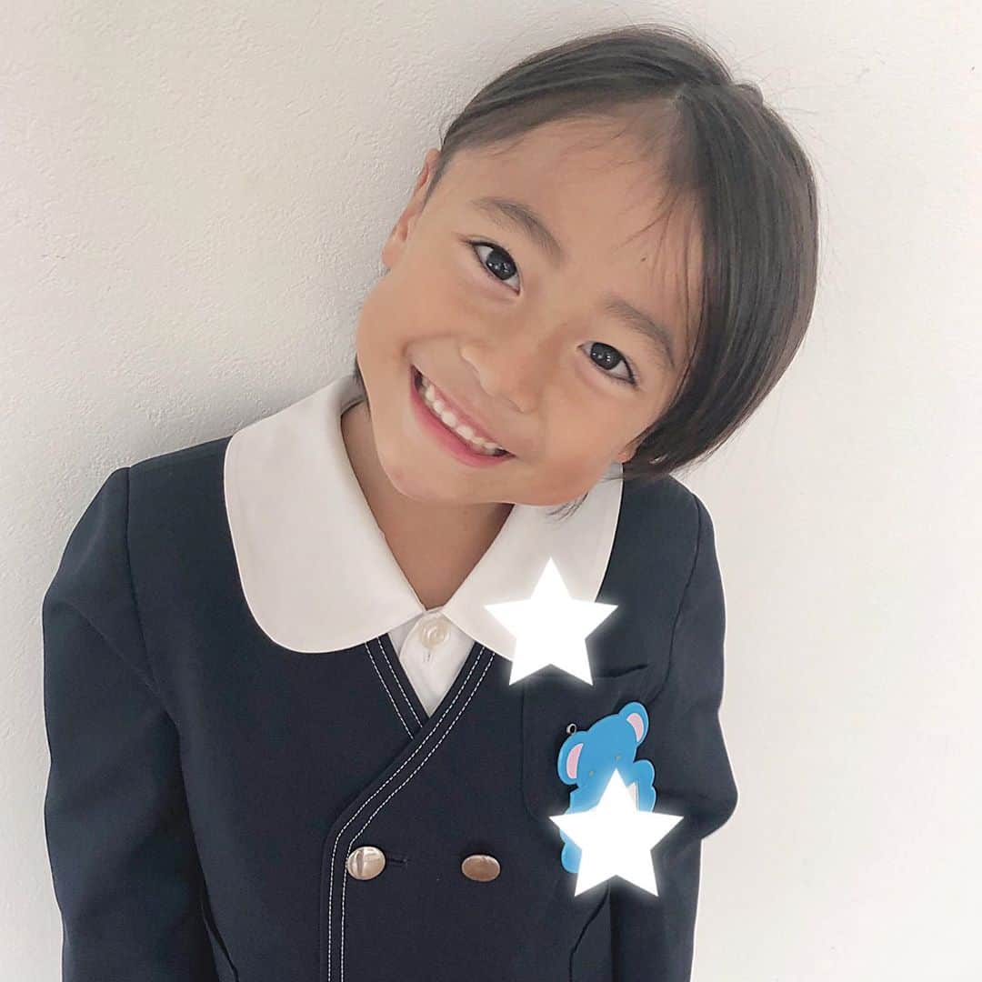 かなのインスタグラム：「. 可愛い🥺💯✨ 幼稚園で卒園アルバムの個人撮影があって「どんな顔して撮るのかやってみて😍」って言ったらコレ😂❤️ 首傾げちゃうの可愛い🥺笑 . 卒園アルバムなんて本当早いな〜😭 制服、体操服姿もたくさん残しとかなきゃね🥺 実際はどんな仕上がりになったのかも楽しみ😂💕 . . #りーくんの成長記録#息子#6歳#年長#男の子ママ」