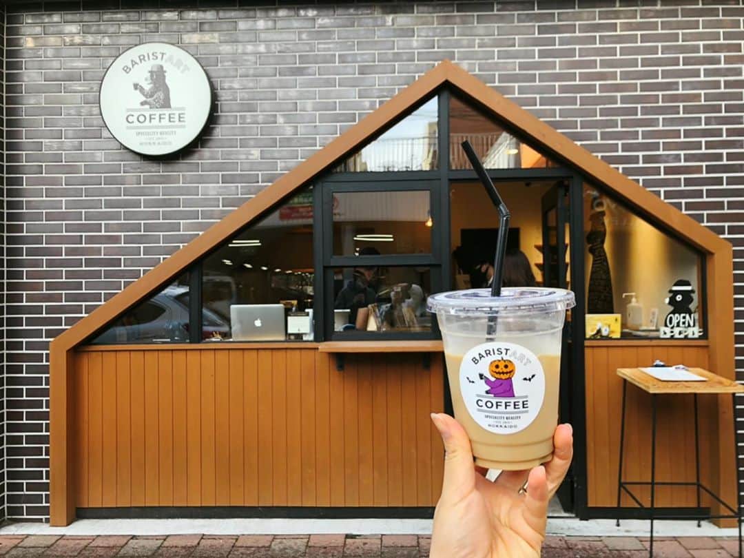 DJ みぃのインスタグラム：「札幌ではオススメしてもらったコーヒー屋さん「バリスタートコーヒー」へ☕️ミルクが選べるコーヒー屋さんで今回は十勝と美瑛の牛乳を選びましたが、まず牛乳の色から違う！！濃さもコクも牛乳によって味が全く違ってどちらも美味しかったです❤️🐄家用にコーヒーシロップも買っちゃいました🥰　#バリスタートコーヒー　#baristartcoffee #札幌カフェ #大阪にもあってほしい　#シロップが美味しすぎてネットでこれから買おうかな」