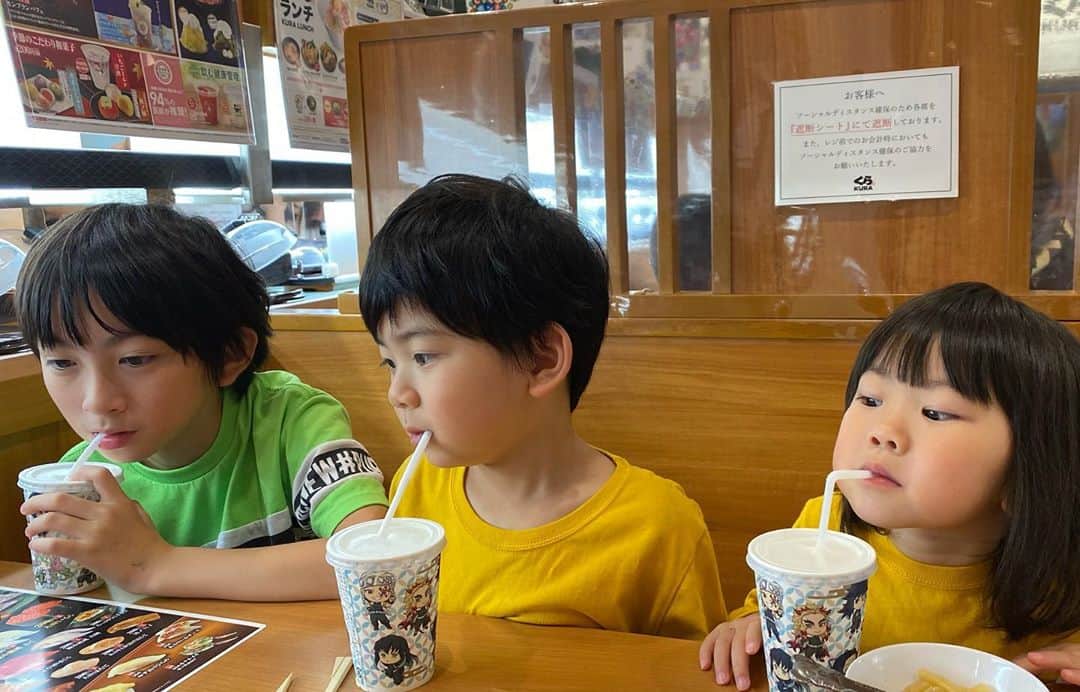 太陽チャンネルのインスタグラム：「久しぶりにみんなでくら寿司行ったのにジュース飲んでるとこしか写真撮ってなかった🤣 今日の動画みてね😁👍 #くら寿司」