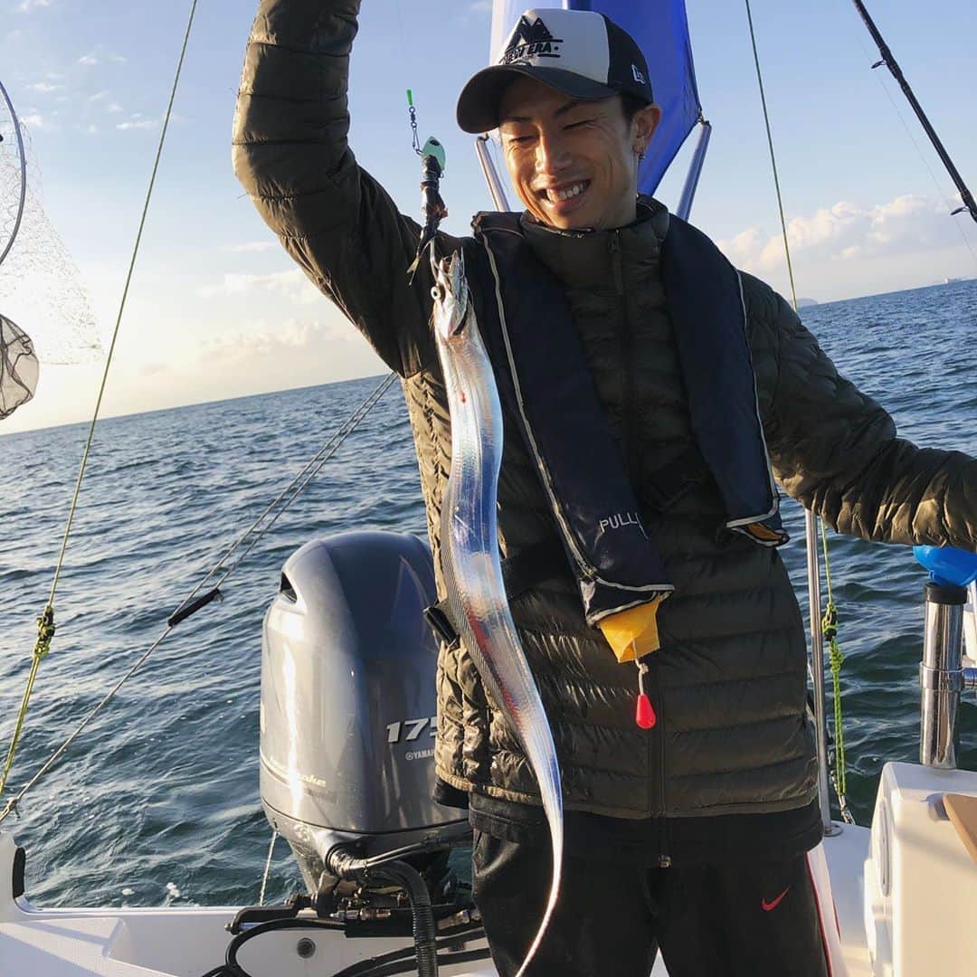 BLADeのインスタグラム：「人生初 タチウオ釣り🎣  ムッチャ楽しかったー。 夜は釣ったタチウオ様の 刺身と塩焼き。 贅沢な一日。  では都会に帰ります (八尾という田舎)  #瀬戸内海　#タチウオ釣り　#太刀魚釣り」
