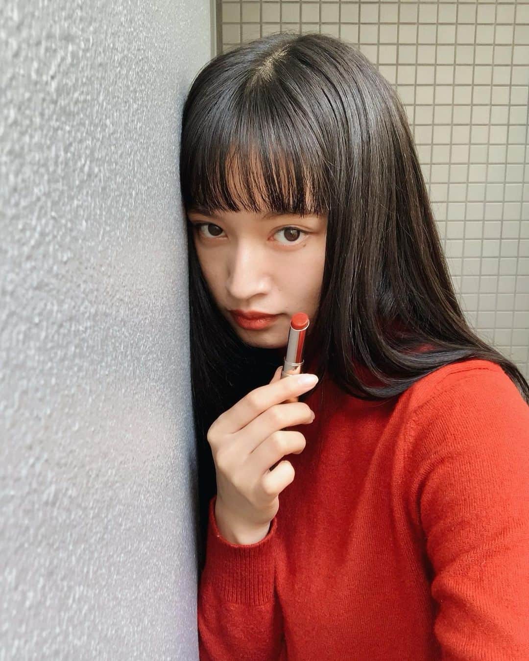 shihori.kathleenのインスタグラム：「🌞🍂  衣替えしたらテラコッタ色のタートルネック出てきて OPERAの新色テラコッタ色のリップをオン🤔🧶🧱🍫 ブラウンよりのリップでも艶々だと女性らしい👄  マスクの下に秋色ティント忍ばせて🤫 今年はティントに助けられている🤝 色で秋を楽しみたい な🐿」