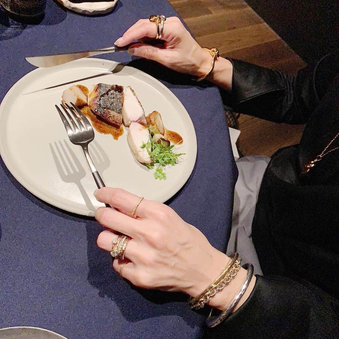 chieko6さんのインスタグラム写真 - (chieko6Instagram)「@abysserestaurant  照明を落とし、浮き上がるように照らされるお皿。 色づかいの美しいお料理、 器にも目を見張る。  ステキなところでお食事な時は、 ちょっとじゃらじゃらしすぎ？ くらいでも全然いいと思う。  着用のK10 my perfume は45センチ。 シャツ開けたデコルテに リブタートルに ロングネックレスとの重ね付けに 程よいと思うから。  #chiekoplus #よひこのお誕生会 #美しいデコルテ #おめでとう♡ #それゆけよひこ #私はいつもじゃらじゃらだけどね」10月20日 20時36分 - chieko6