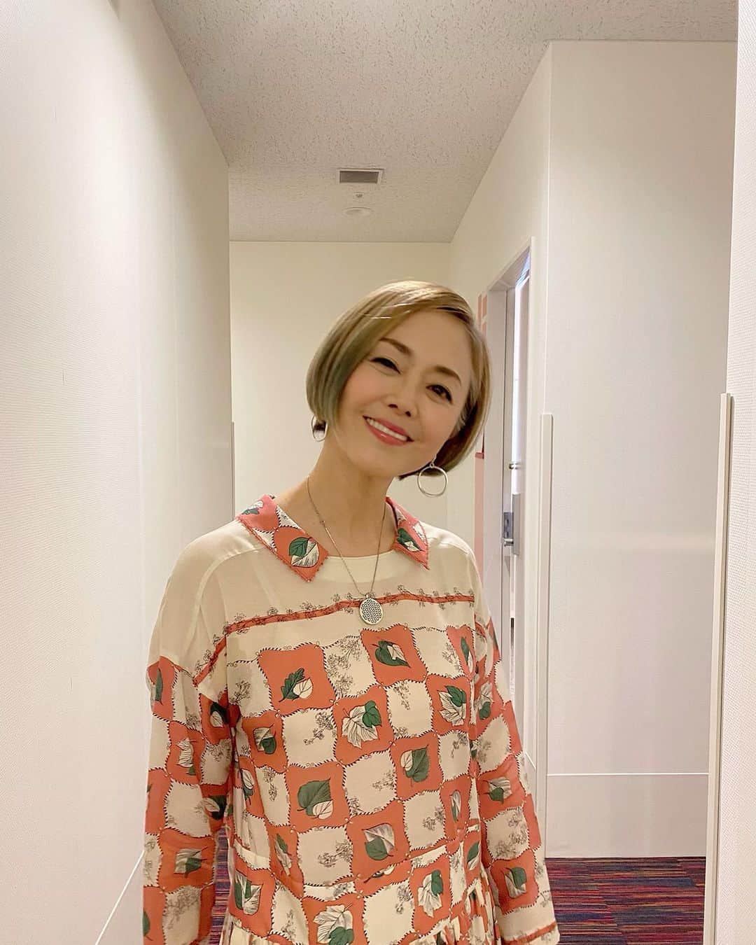 熊谷真実さんのインスタグラム写真 - (熊谷真実Instagram)「東京でお仕事でした。  お洋服はジェーンマープル。 本当は20代の女の子が着るブランド。でも 世代がひとまわり回るとなんでも着られるような気がする。笑 #熊谷真実#お仕事です#上京#浜暮らし#コロナに気をつけて#」10月20日 20時37分 - mami_kumagai310