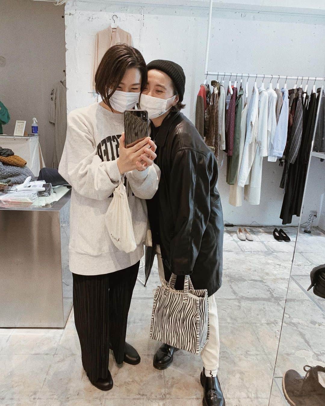 のインスタグラム：「近め🧑🏻←👴🏼グイグイ系 近過ぎて右側潰れてる笑 @ryuchan1117 と先月末に引き続き 古着屋〜🤲🏼 #時間差投稿  前も連れて来てもらったんだけど、 今回はお目当てがあり連行🧑🏻 @canari_yoyogiuehara  キターーーーー！！！！！！って なったよね😂興奮レベルのSWT🥺 頭痛起きるくらいペラペラ2人してしつこめに喋って、めーがいたら無視されてるね〜って喜んでヘラヘラしながらバイバイ。笑 安定安心姉りーさん。 早く着てお出かけしたいねぇ❤️ ってまた月末会える〜🧑🏻👱🏼👴🏼 . . #canari #canarivintage #古着 #古着屋 #古着屋巡り #鏡での写真はりーさんにさせる👴🏼」
