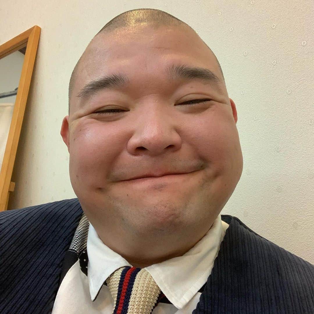 内山信二のインスタグラム：「これからバラダン🌹観てね〜  #バラいろダンディ  #内山信二」