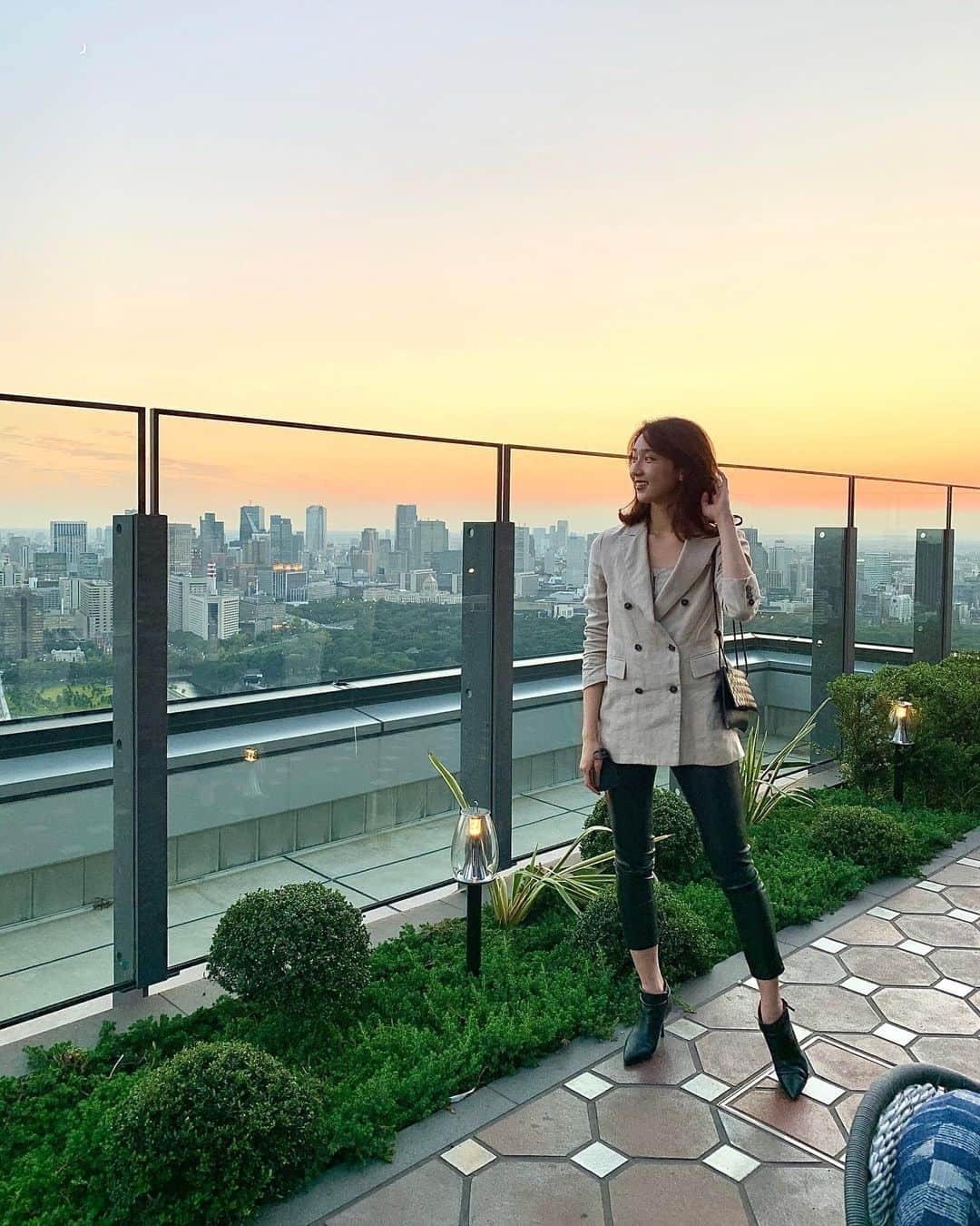 松原汐織のインスタグラム：「#dayoff  「綺麗な夕陽だなぁ〜」なんてウットリした数時間後は、超特急で晩ごはん作り🤣❤️ そんな非日常からの日常🙋🏻‍♀️🍳 ・ #OOTD #coordinate  Jacket & Bustier / @numbercode_construct #numbercode  Pants / @the_newhouse #thenewhouse  Bag / @bottegaveneta @newbottega #bottegaveneta  Shoes / @31philliplim #31philliplim  フェイクレザーのレギンスはこの秋冬に大活躍予定☺️🖤」