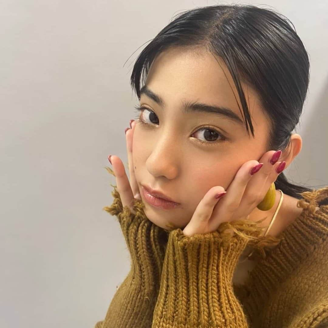 JELLY編集部さんのインスタグラム写真 - (JELLY編集部Instagram)「・ 今日10/20は JELLYモデル まゆ の誕生日🎂❤️ ・ いつもCOOLでかっこいいまゆさんは JELLYに欠かせない存在です🥺👏🏻 おめでとう！ステキな一年にしてね！！ ・ それにしてもこのオフショ、 かわいすぎませんか...😳💓 ・ #jelly#jelly10月号#北澤舞悠#お誕生日おめでとう#オフショット#オフショ#モデル#ニット#秋服#黒髪#黒髪コーデ#ポニーテール#クール#モード#ストリート #cool#simple#street#mode#offshot#japanesegirl#birthdaygirl#knit#autumnfashion#kitazawamayu」10月20日 20時40分 - jelly_stagram