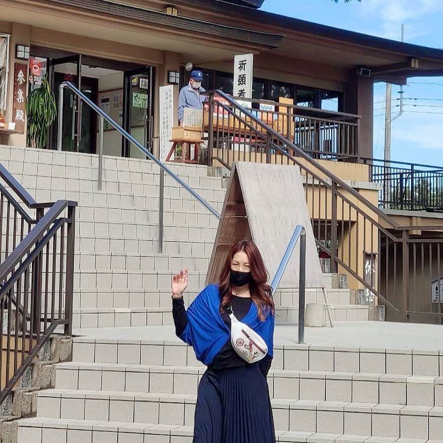 井上貴子のインスタグラム：「本日 吉方位だったので  高麗神社へ行ってきたよ。  めっちゃ天気で 紅緒も柊音も大喜びーー♡  お豆腐専門店や糠漬け専門店など 大好物があちこちにあり  アレもコレも購入^ ^  吉方ではお金使わなきゃーー。  Happyで^ ^  コロナ禍に携わる 全てのお仕事の皆様。  心から 感謝しています。  引き続き油断せず お気をつけて お過ごし下さいませ。  #井上貴子  #LLPWX #女子プロレス #TikTokはじめてみた #紅緒と柊音 #トイプードル #イチナナ動画配信25日20時 #高麗神社 #吉方位 #Twitterも見てね #デビュー32周年 #感謝 #STOPCOVID19」