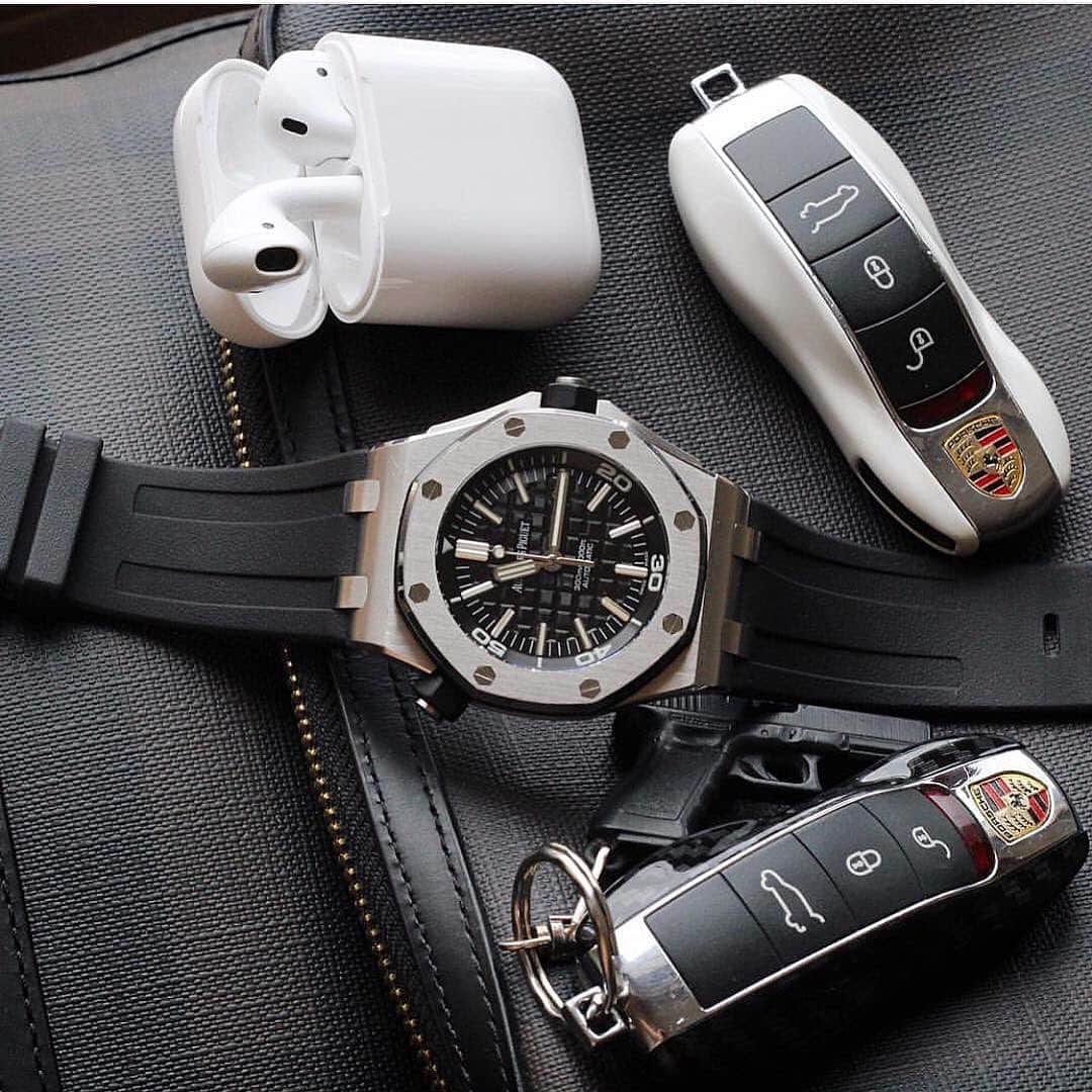 Daily Watchさんのインスタグラム写真 - (Daily WatchInstagram)「Essentials with the Audemars Piguet Royal Oak Offshore Diver. Photo by @waatches」10月20日 20時43分 - dailywatch