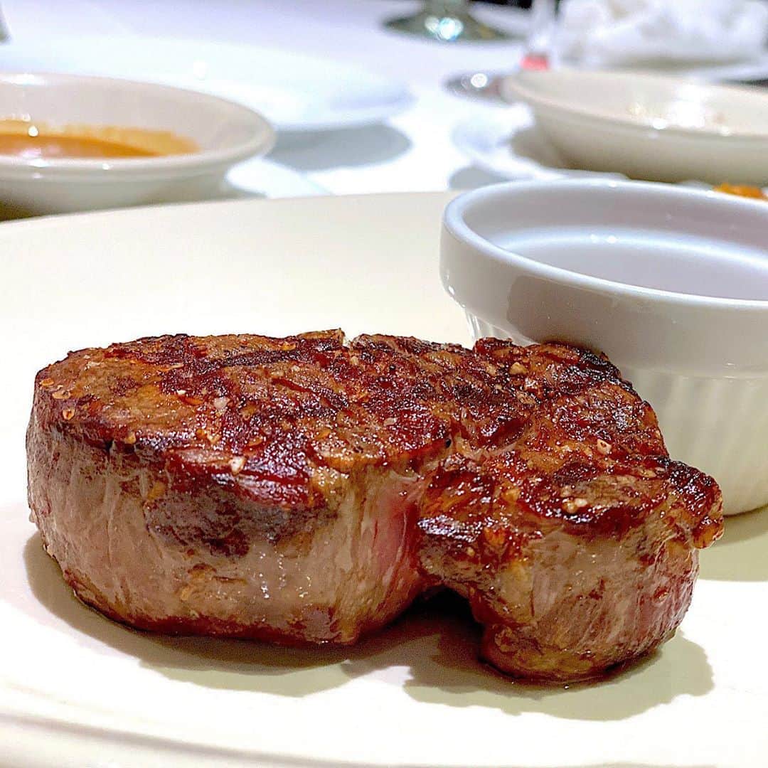 山田佳子さんのインスタグラム写真 - (山田佳子Instagram)「お肉を食べて、元気回復‼︎﻿ ﻿ #ステーキランチ﻿ #エネルギーチャージ﻿ #パワーつけて﻿ #頑張ろう #食欲の秋﻿ #フリーフロー #🤣🤣  #エンパイアステーキハウス﻿」10月20日 20時43分 - yoshiko117