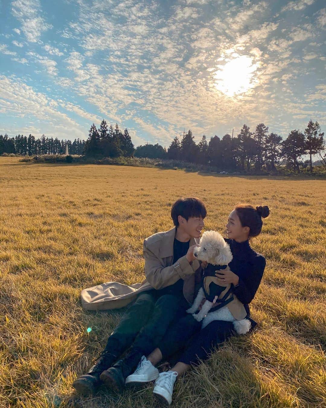 キム・ダヘのインスタグラム：「이번에 제주에서 첨으로 스냅촬영이란걸 해봤는데 아직 원본도 못받아서 기대중... 요건 구냥 폰카사진이에요!!! 받으면 차근차근 올려볼게요 헤헤 🤎」