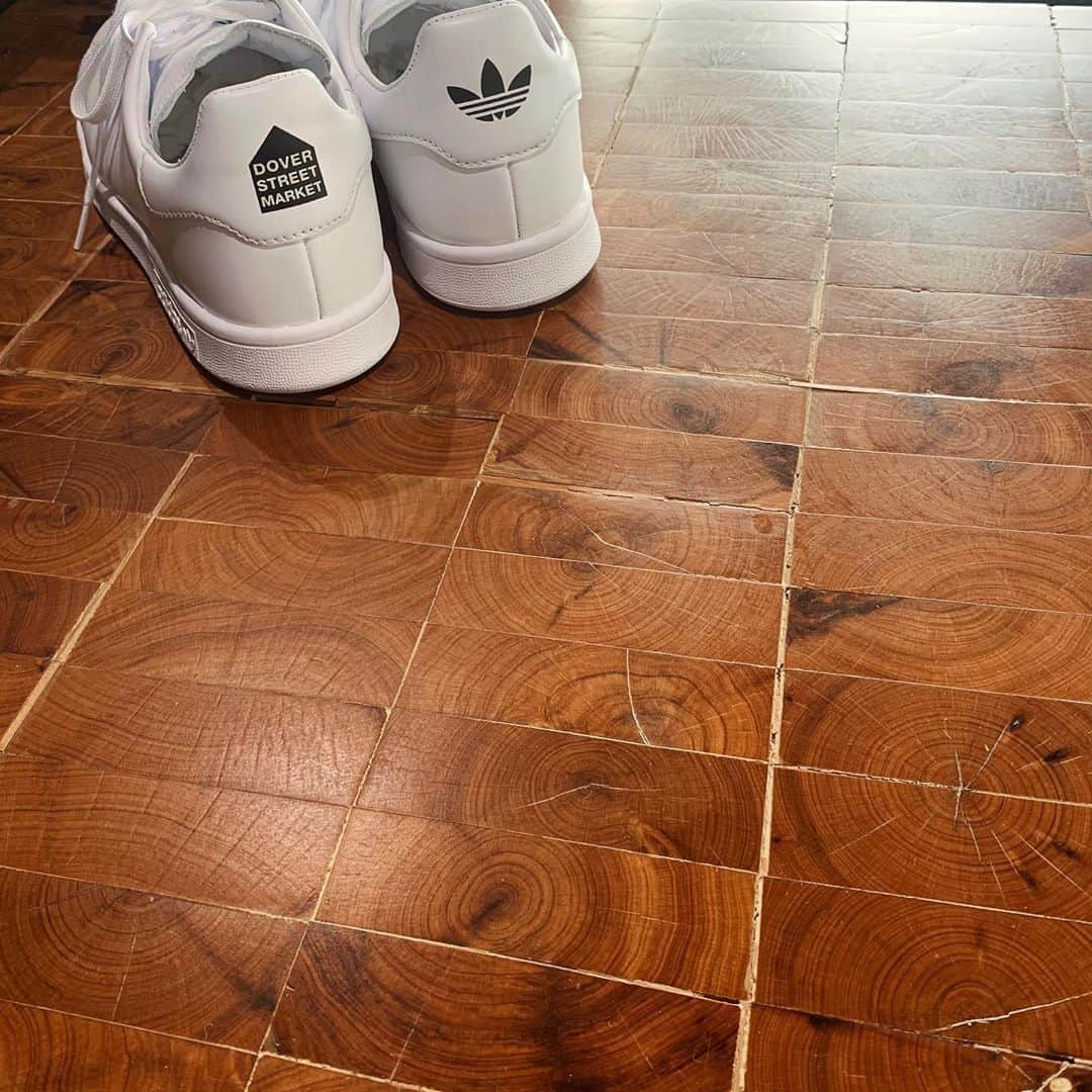 のインスタグラム：「スタンスミスをアップデート。  #スタンスミス #スニーカー #シンプル #stansmith #adidas #footwear #doverstreetmarketginza #doverstreetmarket」