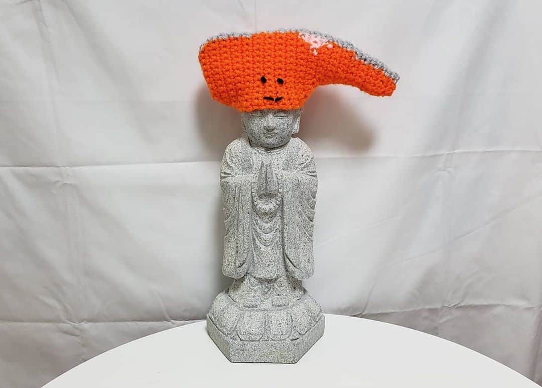 アイパー滝沢さんのインスタグラム写真 - (アイパー滝沢Instagram)「『お地蔵さんシリーズ⑦』 【きりみちゃん】 今回はサンリオキャラクターのきりみちゃん。お似合いですね。ホゥ。 ※お地蔵さん被り物ワークショップ開催希望してます。神仏関係者さん宜しくお願いします。 #handmade #knitting #Crochet #Jizo_art #Sanrio #ハマナカ毛糸 #ボニー #サンリオキャラクター #鮭 #サーモン #アイパー #knitting_art #ピューロランド #お地蔵さんシリーズ」10月20日 20時45分 - t.aipa