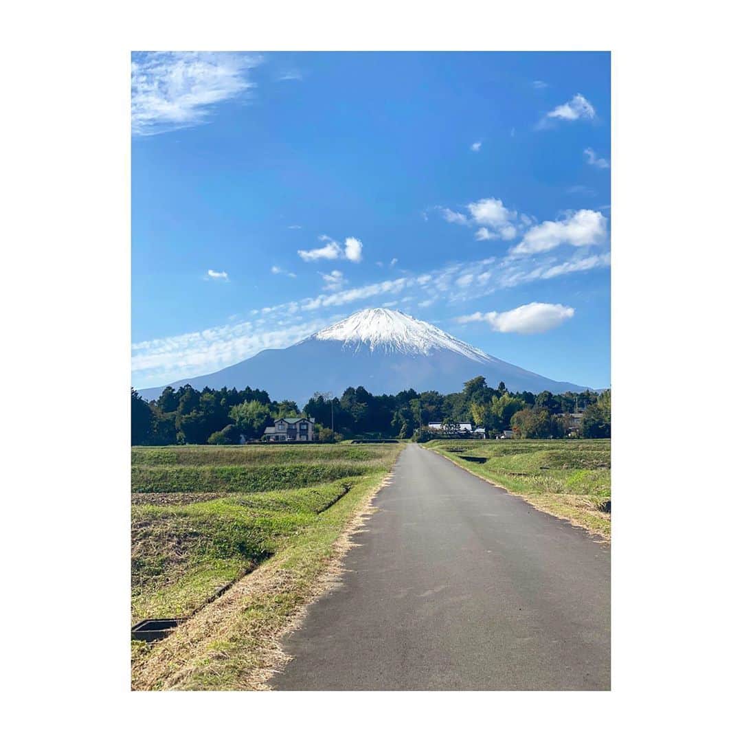 宮里美香のインスタグラム：「*** Mt.Fuji 🗻 秋晴れの富士山☀️ めっちゃくちゃ綺麗でした！！ . #moutainfuji #fujisan #beautiful  #goodweather #富士山 #秋晴れ  #めっちゃくちゃ #綺麗 #日本一」