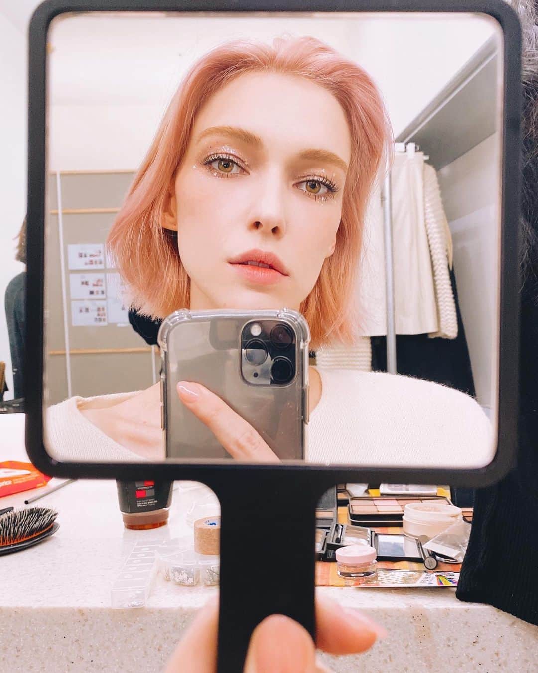 ステファニー・ミチョヴァのインスタグラム：「안녕하세요~ 잘 지냈어요? 여러 가지 촬영을 열심히 했어요! 🥰🙈 여러분에게 보여드릴수 있어서 너무 기뻐요! 요즘 너무 추워졌는데 감시 조심하세요!! 😍 🍂🍁 Hi How are you? 😁👋🏻 I have  been busy shooting so many projects and I’m excited to show you soon ❤️ stay healthy 🍁🙌🏻」