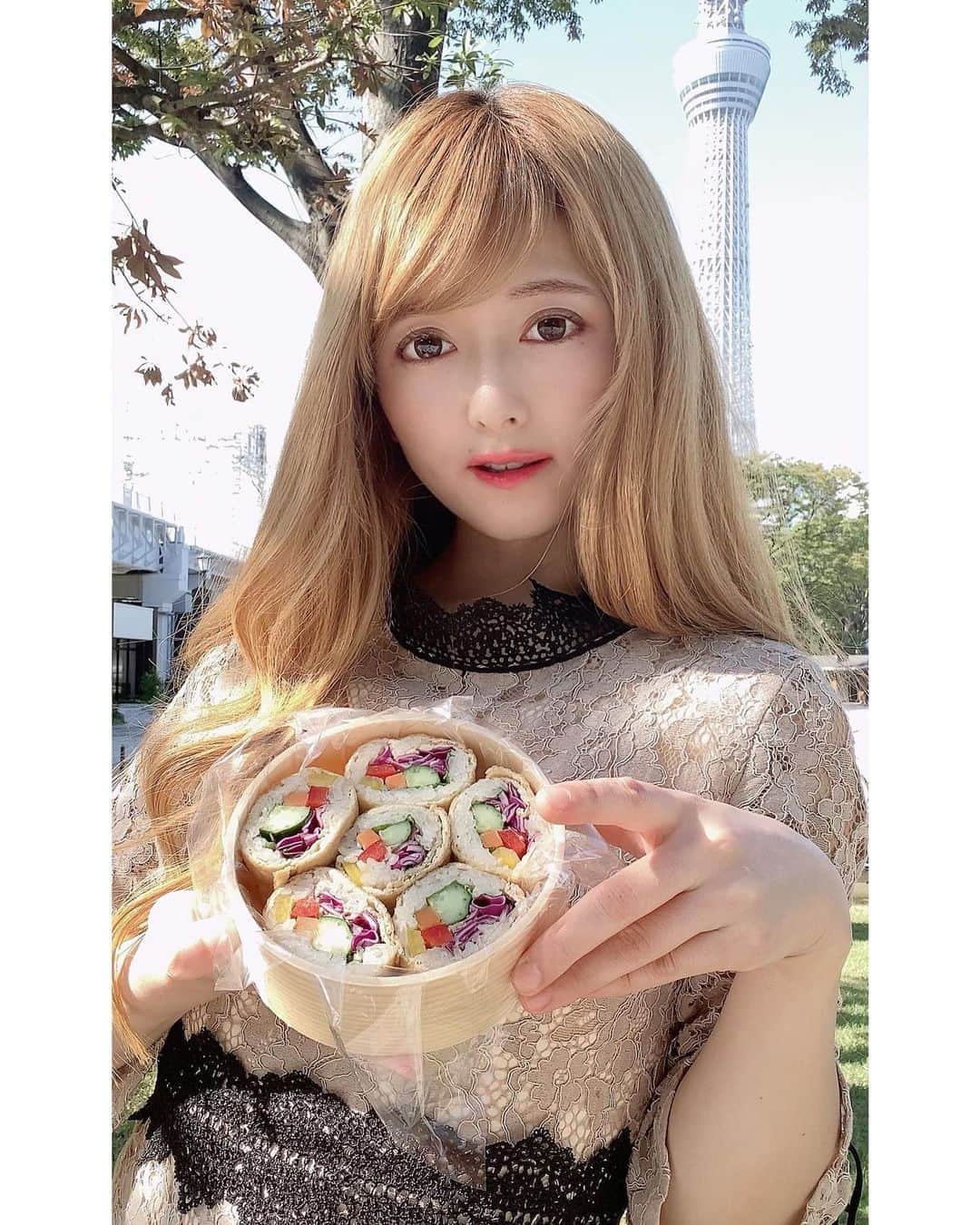 のインスタグラム：「伊奈利寿司だよ🦊 お野菜いっぱいでヘルシーだから1人でぺろっと食べちゃいました🎶稲荷の皮が甘過ぎなくてとっても美味しいよ☺️ #浅草福寿家 #浅草グルメ #東京グルメ #伊奈利寿司 #伊奈利ロール #いなり寿司 #pr  @fukujyuya.asakusa」