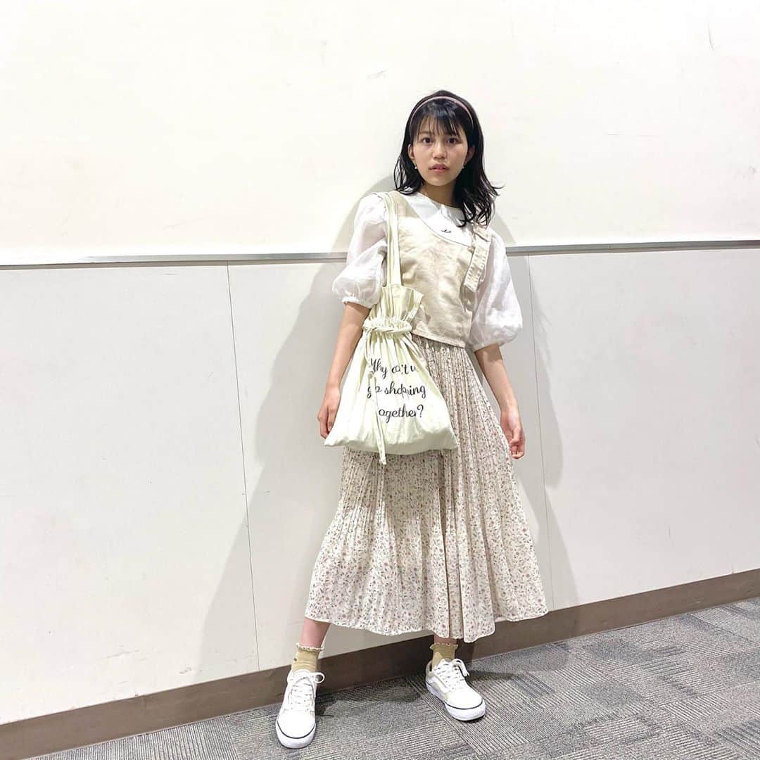 北川花音のインスタグラム：「﻿ 🥞♡﻿ ﻿ tops_apres jour﻿ bustier_WEGO﻿ bottom＆socks_repipi armario﻿ shoes_VANS﻿ bag_Honeys﻿ ﻿ #コーデ　#ベージュ　#かののんコーデ　#北川花音　#ニコラ　#nicola」
