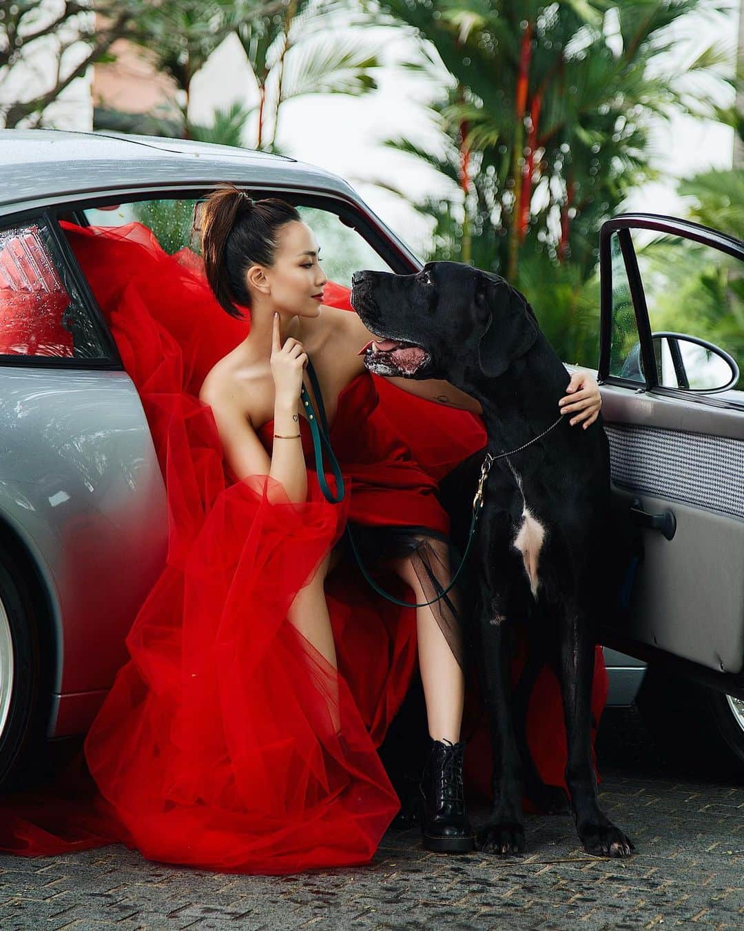 ソニアのインスタグラム：「Hey @jermsng, you’re looking a little different today 🧐🤣  Two things that never fail to make me smile - fast cars and doggos 💯 Here’s just a sneak peak into an incredible shoot we had this morning!  #greatdanesofinstagram #singapore Dress by @michellehuiminofficial Hair & makeup: @makeupbyjanicelai  Behind the scenes shots by @nicolequek Stunning ride courtesy of @blimosabi  Featuring Midnight the beautiful Great Dane @genevievewijaya! Official images: @androidsinboots!」