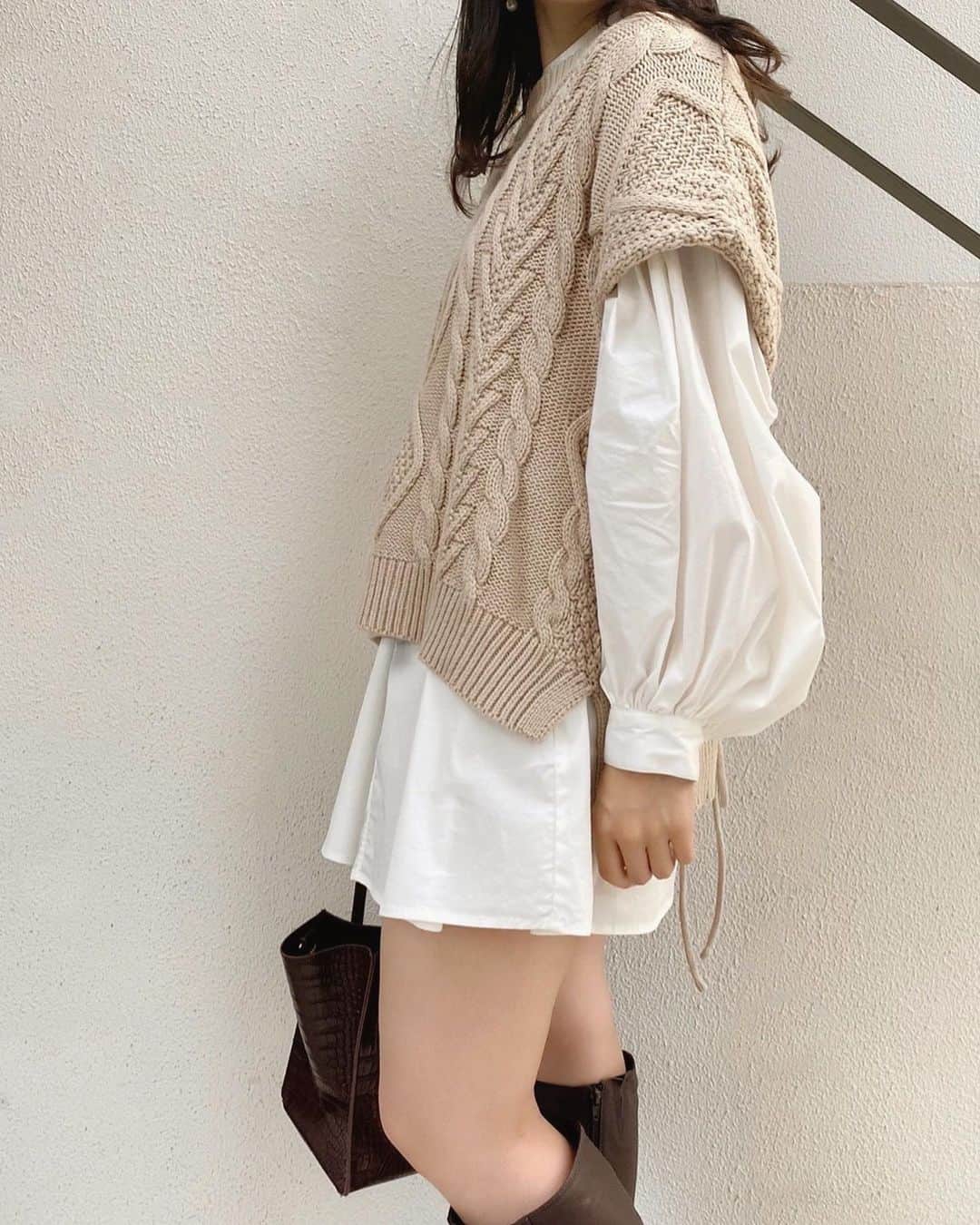 吉田佳菜のインスタグラム：「ㅤㅤㅤㅤㅤㅤㅤㅤㅤㅤㅤㅤㅤ ㅤㅤㅤㅤㅤㅤㅤㅤㅤㅤㅤㅤㅤ 今週の入荷が楽しみなニット🧶🍁 この時はベストとして着ていますが袖もつけられます！ このニットとレイヤードしたくて シャツとかチュニックを既に集めてる♪ 後ろもかわいい〜♡ ㅤㅤㅤㅤㅤㅤㅤㅤㅤㅤㅤㅤㅤ ㅤㅤㅤㅤㅤㅤㅤㅤㅤㅤㅤㅤㅤ #ケーブルニット #ニットベスト #レイヤードスタイル #kana_chicode #ちわcode #whoswhochico #salonbychico ㅤㅤㅤㅤㅤㅤㅤㅤㅤㅤㅤㅤㅤ」